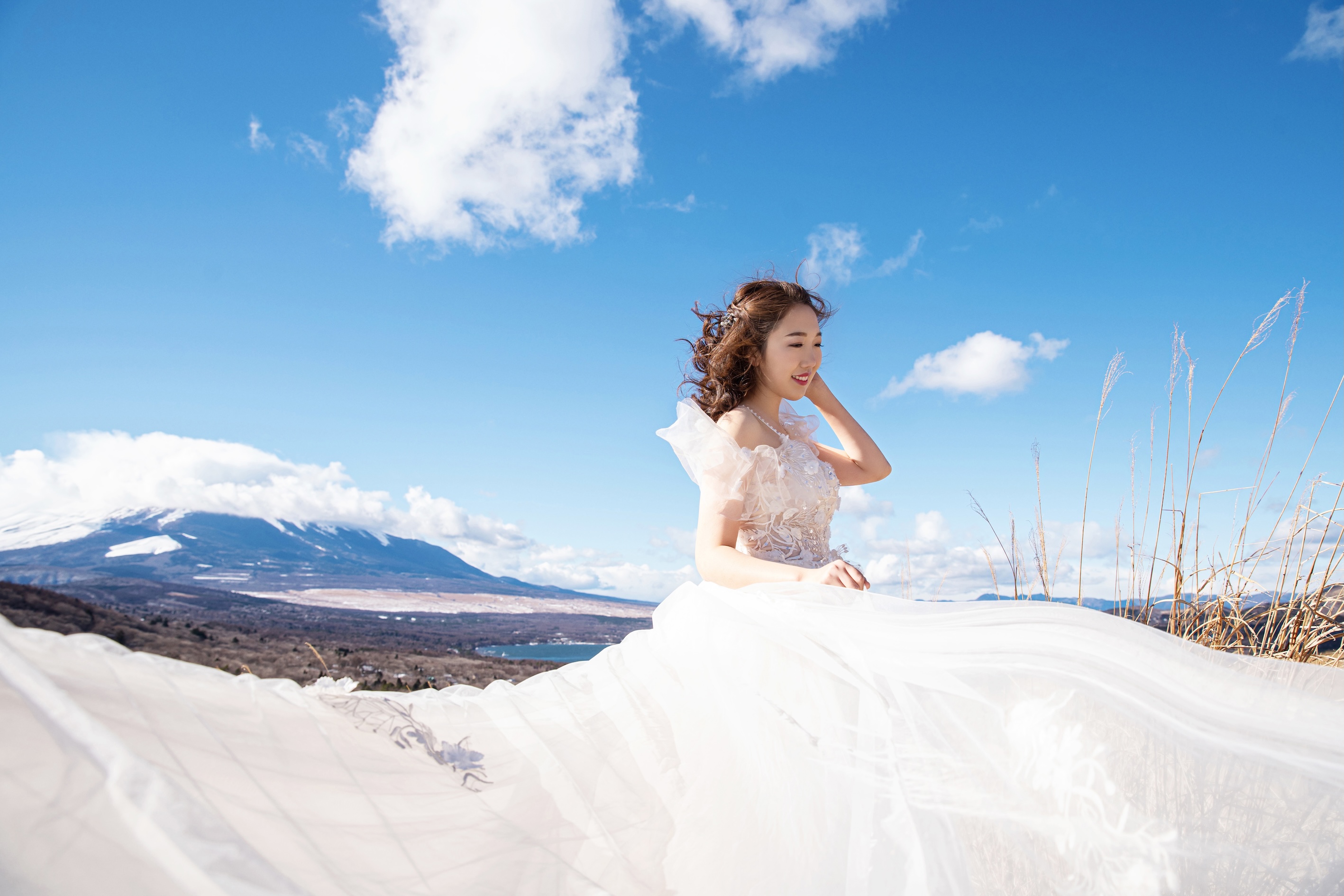 新娘單人特寫：以富士山為背景，精心裝扮的婚紗造型，唯美單人照