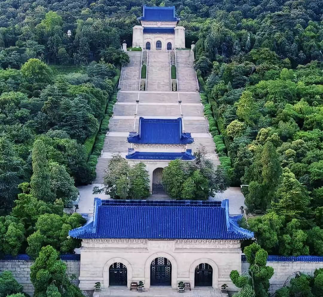 對稱的佈局與自然的綠意相映,盡顯建築的莊嚴與和諧之美 對稱的佈局與自然的綠意相映,盡顯建築的莊嚴與和諧之美