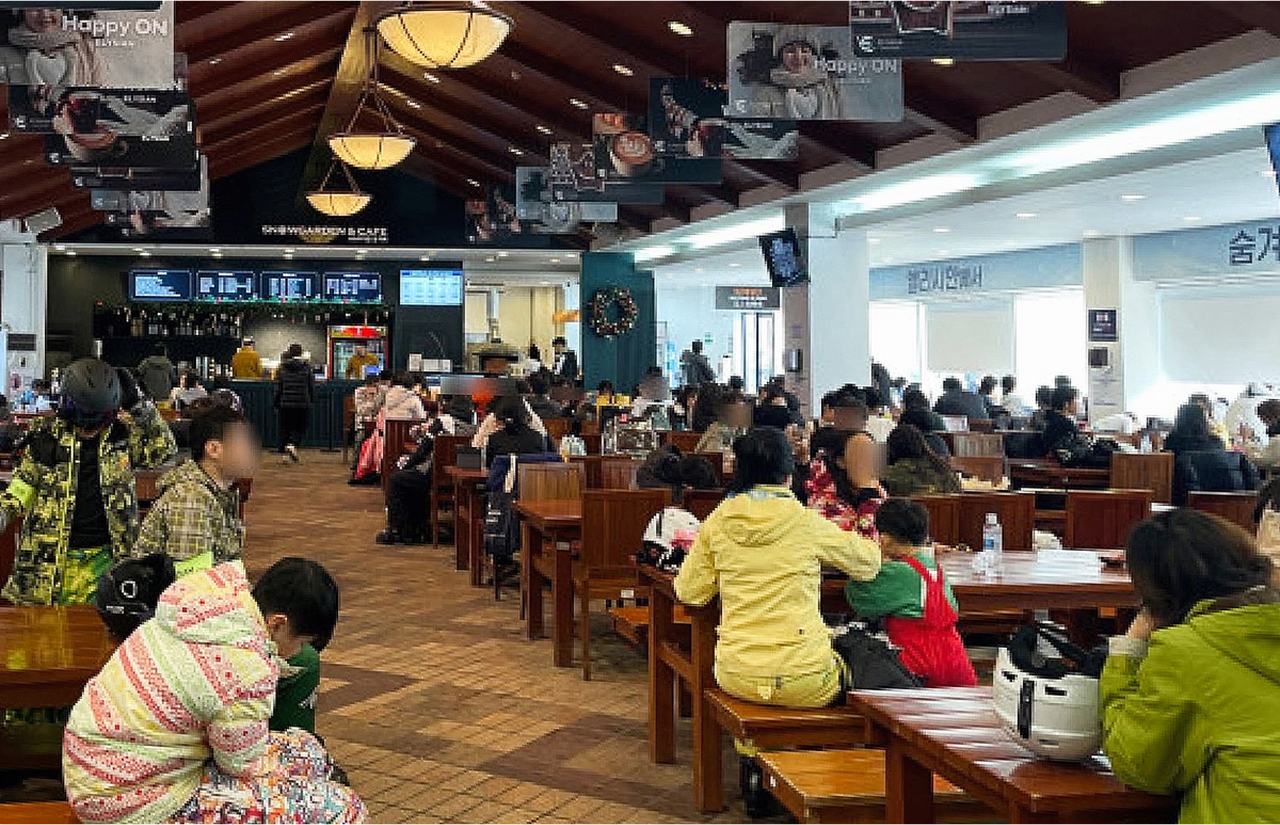 在咖啡廳稍作休息,盡情享用美食、咖啡,以及美麗的冬季景色。 在咖啡廳稍作休息,盡情享用美食、咖啡,以及美麗的冬季景色。