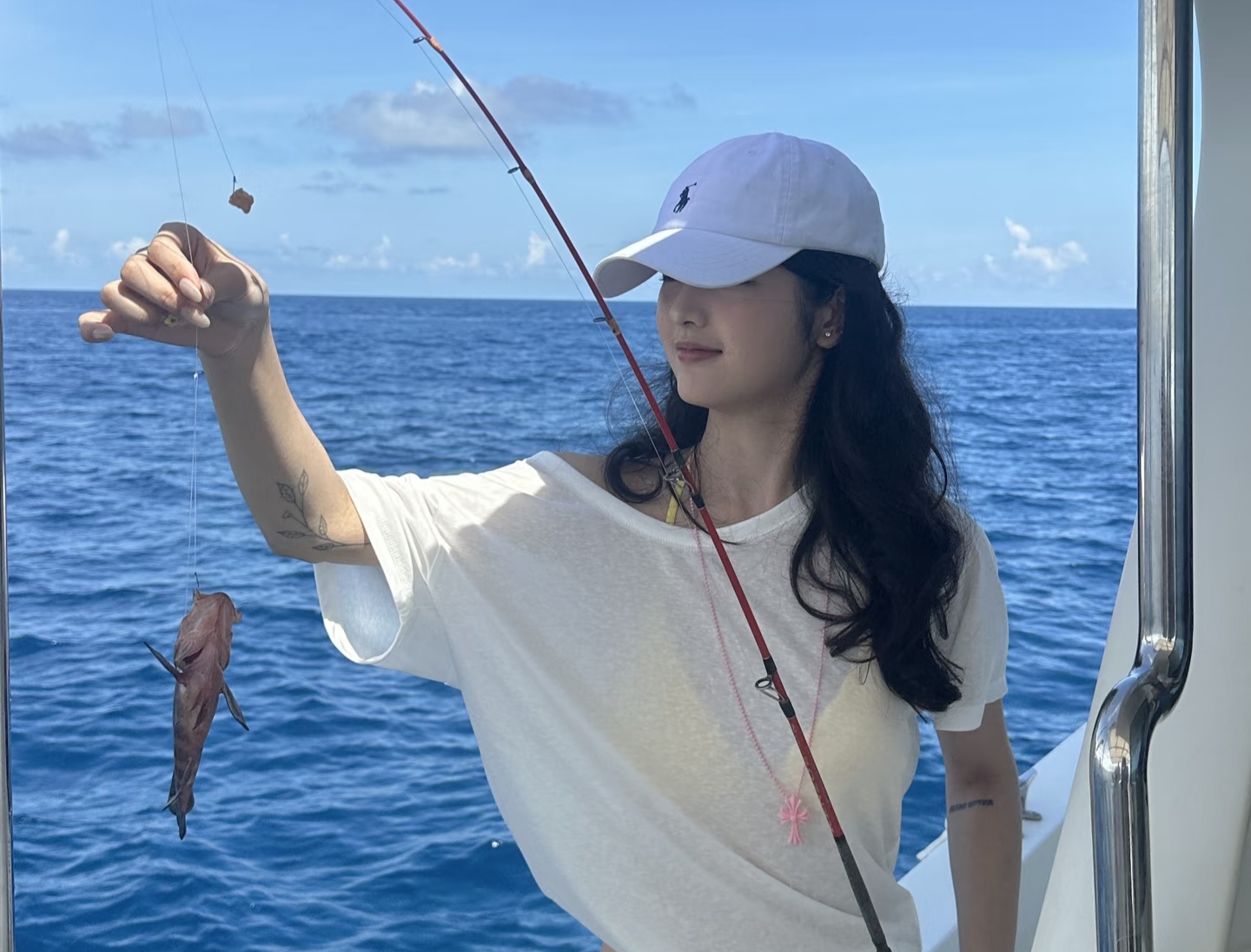 Behind is the indigo sea and cotton-like white clouds, a lazy and pleasant sea fishing time.