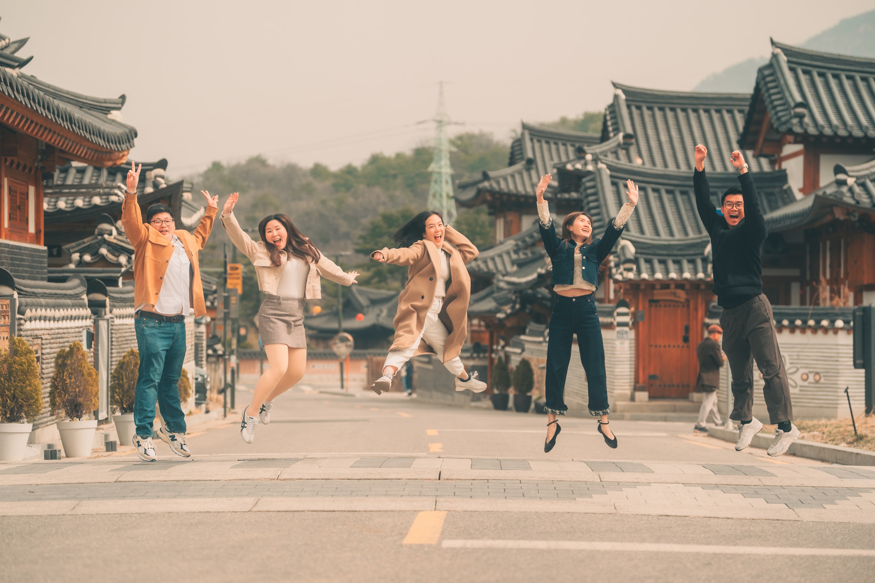 -團體拍攝-
在傳統韓屋中展開的跳高運動。 -團體拍攝-
在傳統韓屋中展開的跳高運動。