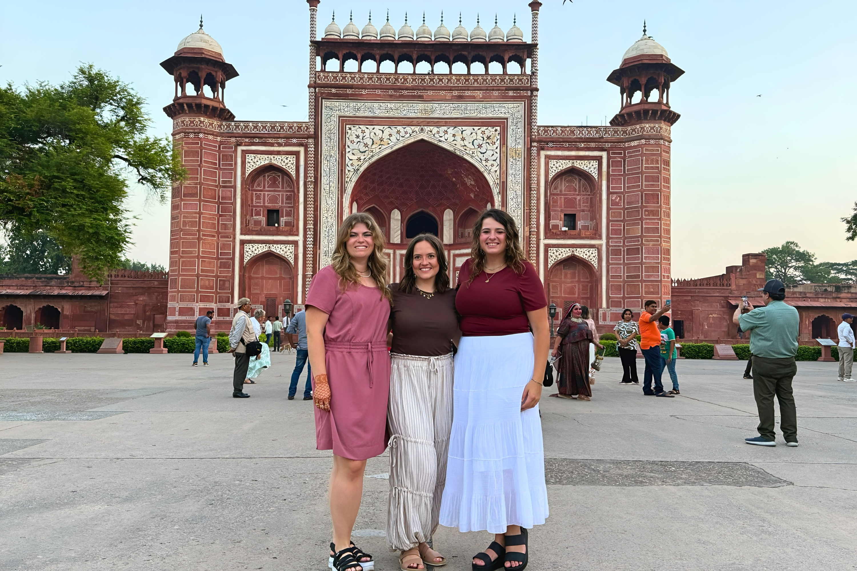 在專業導遊的帶領下，盡情欣賞泰姬瑪哈陵的絕世之美，並在他的協助下，找到最佳拍攝角度，捕捉動人瞬間。這座享譽全球的聯合國教科文組織世界遺產，擁有宏偉壯麗的建築，以及一段令人動容的帝王愛情故事，等您來親身體驗。