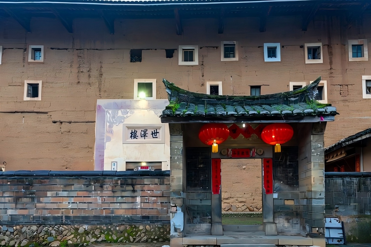 B線：書香門第傳家世--世澤樓
建於清代嘉慶年間。大門口地面有鵝卵石鋪成的古代錢幣模型，它象徵著招財進寶之意。樓內一門、二井、三堂、四梯，設計合理，完全符合家族群居的特點。