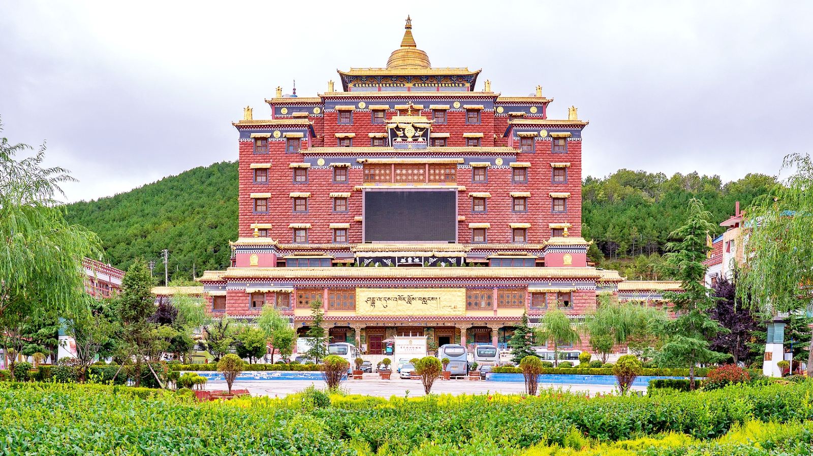 The Shangri-La Cultural Expo Center combines modern and Tibetan architectural styles, has a rich collection of Tibetan and Buddhist culture, and is an ideal place to learn about Tibetan culture.