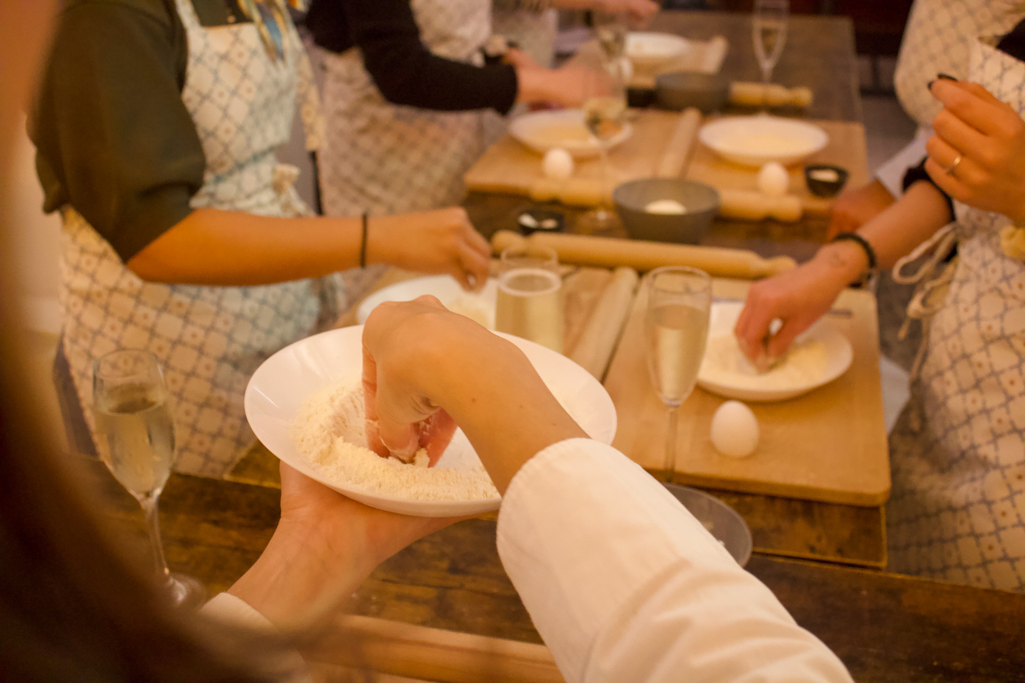 製作新鮮的義大利麵,品嚐葡萄酒,並通過美食建立聯繫 製作新鮮的義大利麵,品嚐葡萄酒,並通過美食建立聯繫