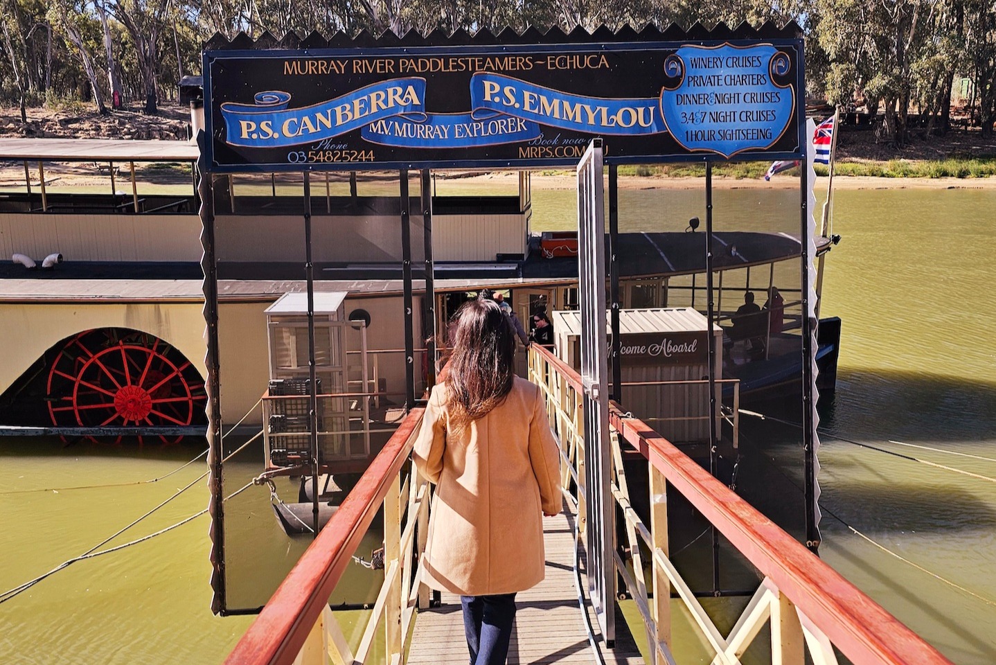 Murray River Paddlesteamers and Wine Tour