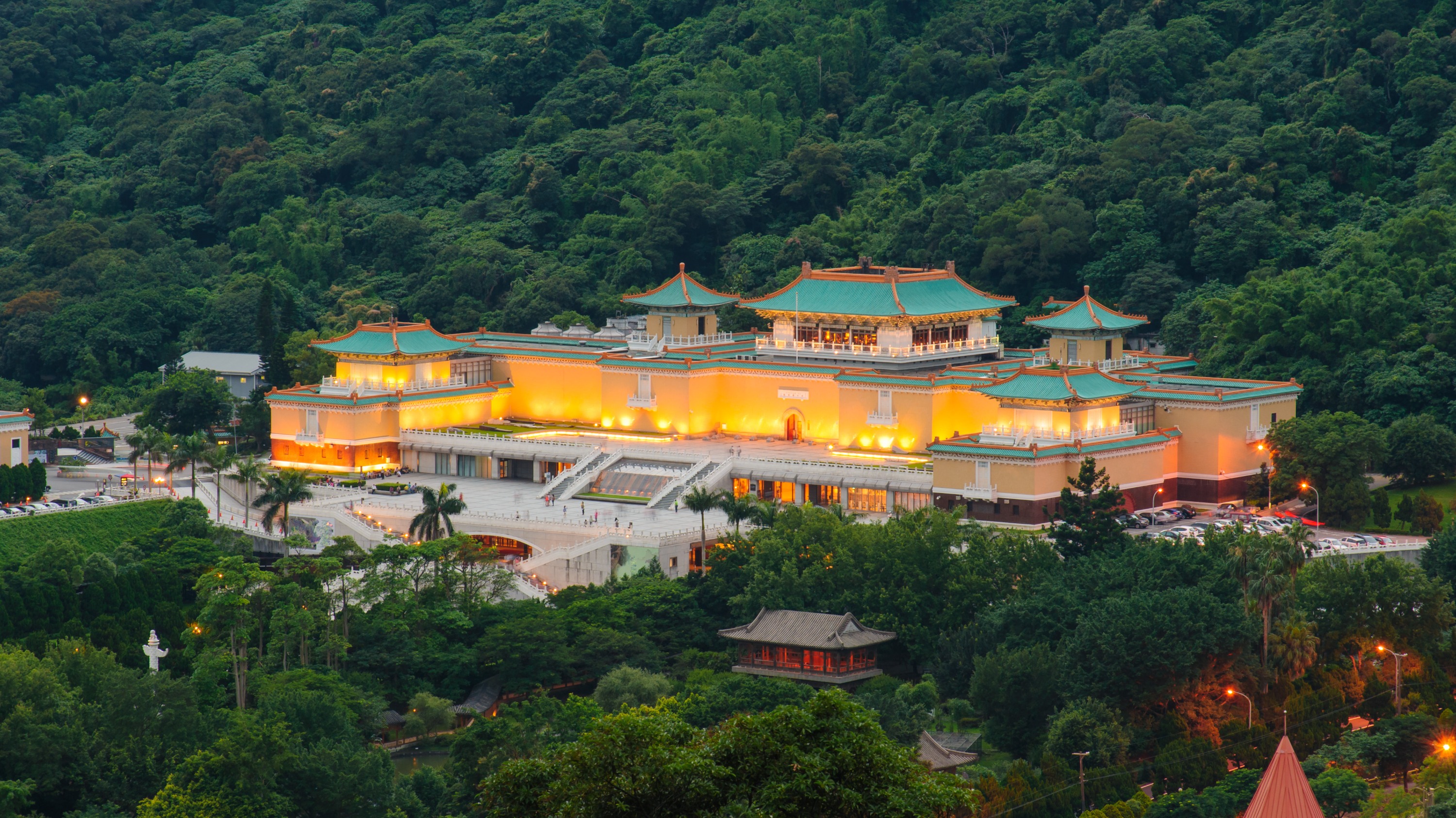 中正紀念堂＆台北101＆龍山寺＆故宮一日遊（可選購饗饗自助晚餐）