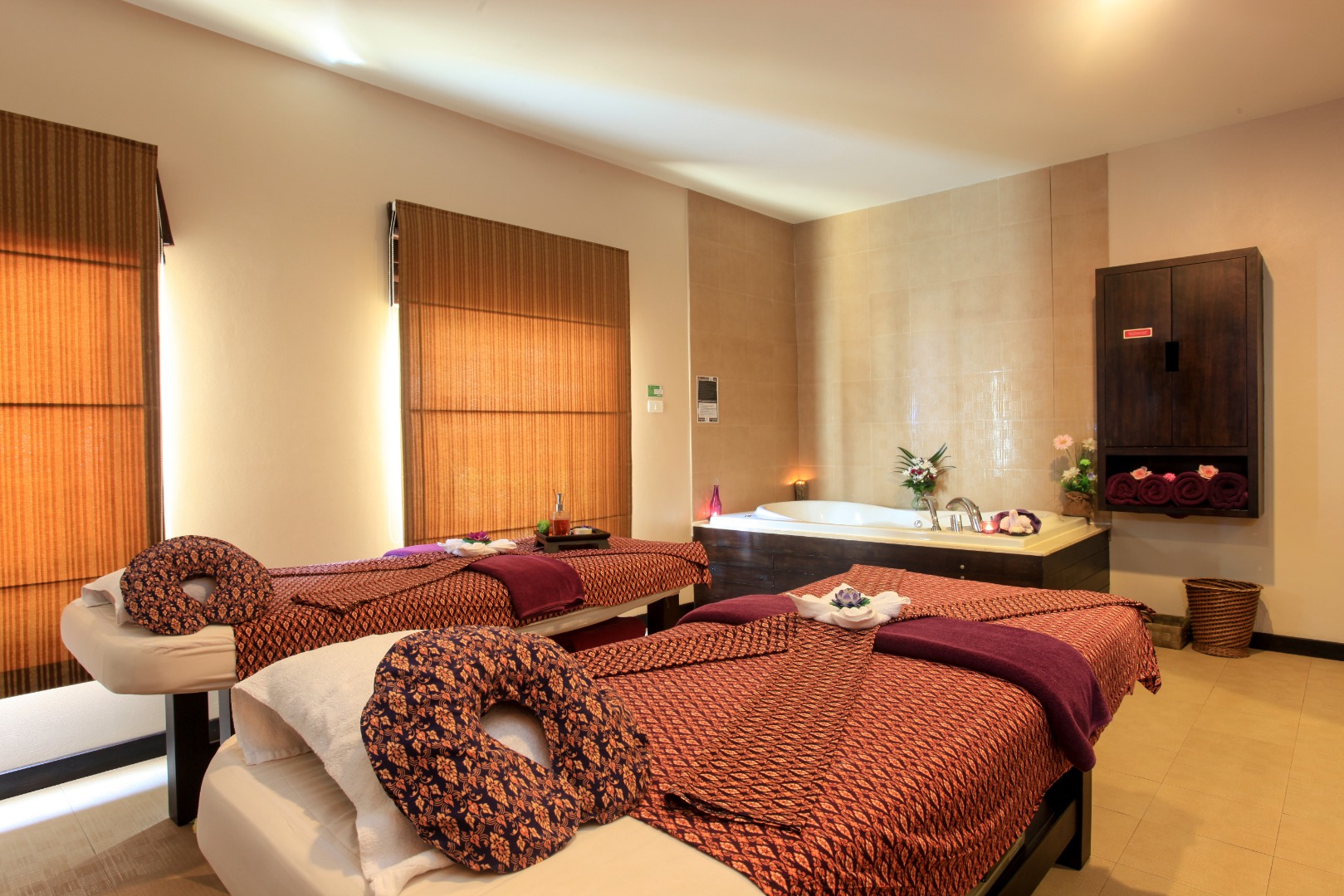 透過易遊網易遊網預訂,享受極致奢華的按摩放鬆體驗! 透過易遊網易遊網預訂,享受極致奢華的按摩放鬆體驗!