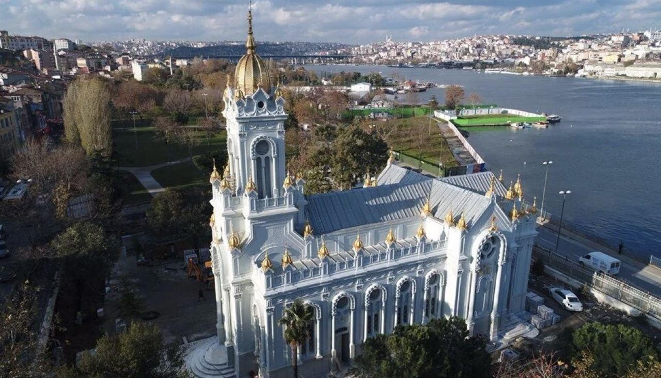 Istanbul Guided Tour: Balat, Blue Mosque, and Hagia Sophia