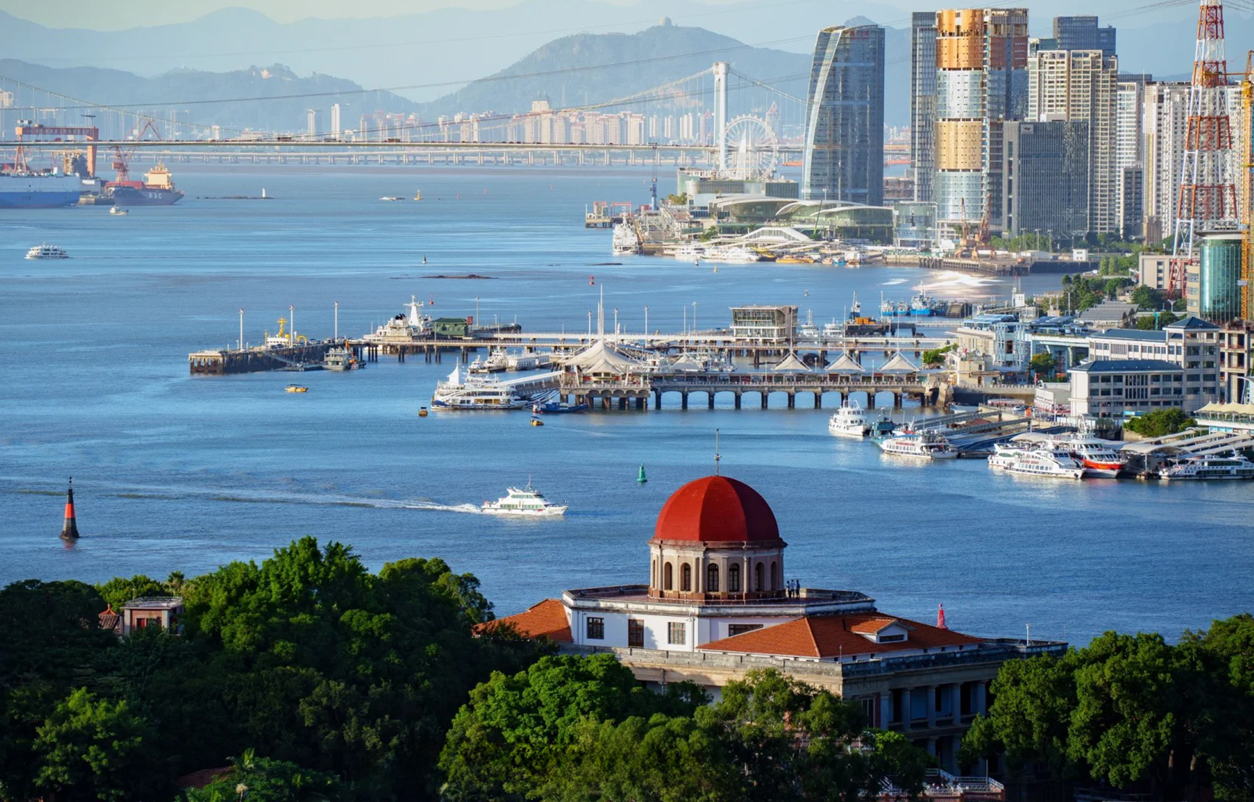福建魅力廈門深度2日遊（暢遊鼓浪嶼+打卡《千與千尋》海上列車+帆船趕海樂趣體驗+360度超大型閩南傳奇秀+贈送海鮮大咖鍋+廈門往返）