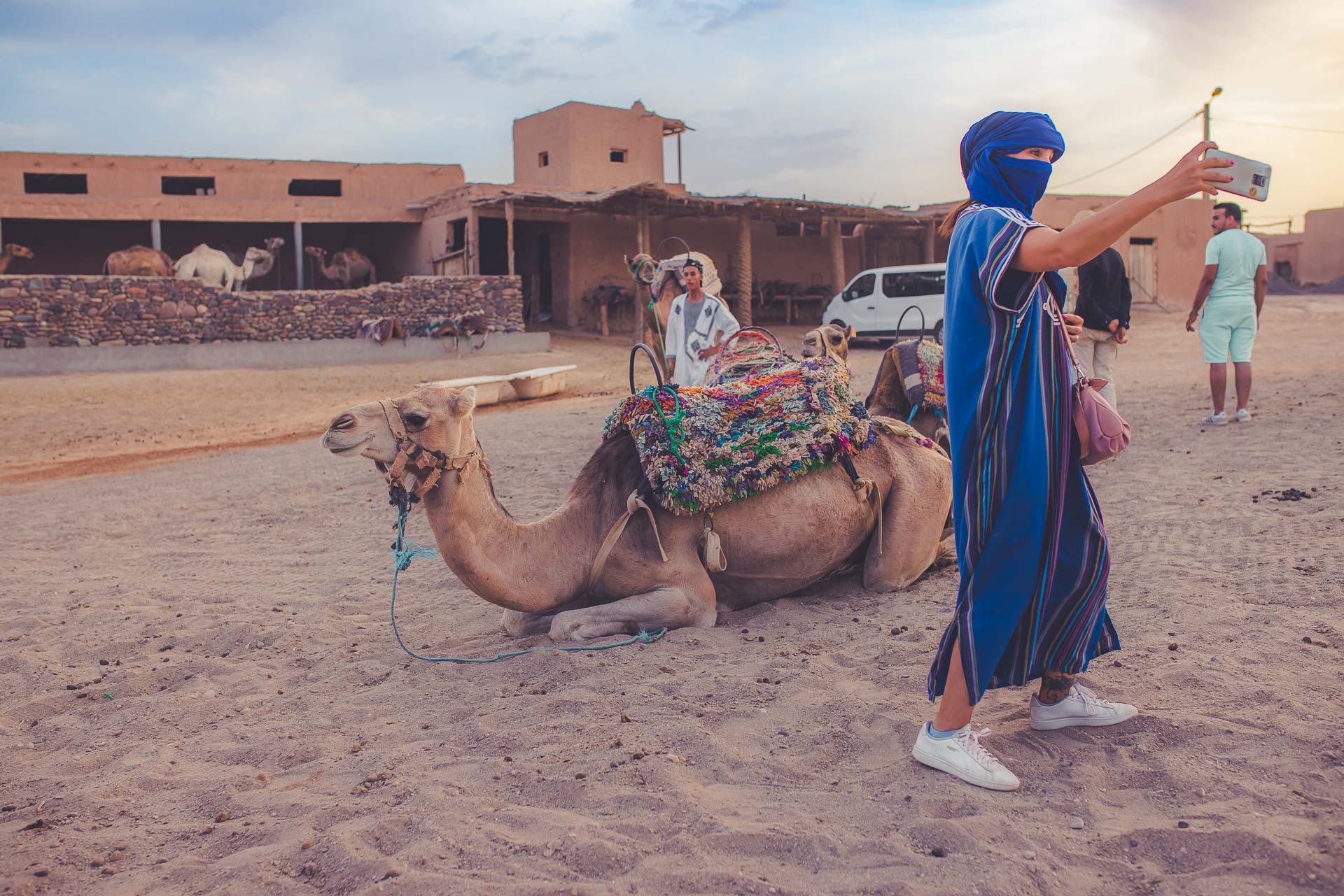 阿格菲沙漠騎駱駝＆晚餐＆表演觀賞體驗