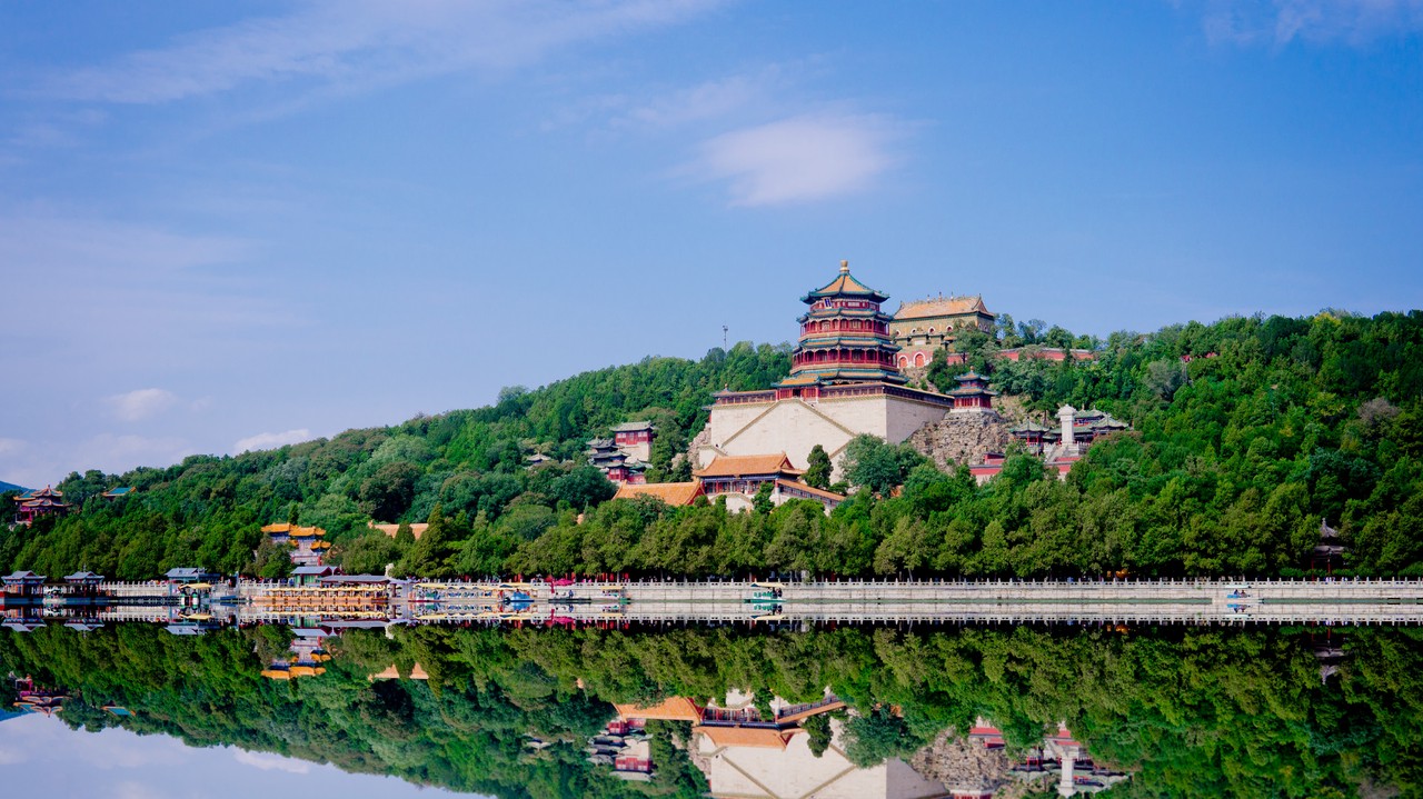 北京頤和園的夏季，頤和園的橋，頤和園的水，頤和園的樹