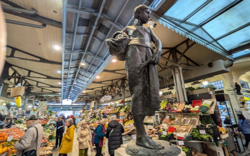 一位友善的攤販在新鮮且充滿活力的蔬菜攤位服務顧客