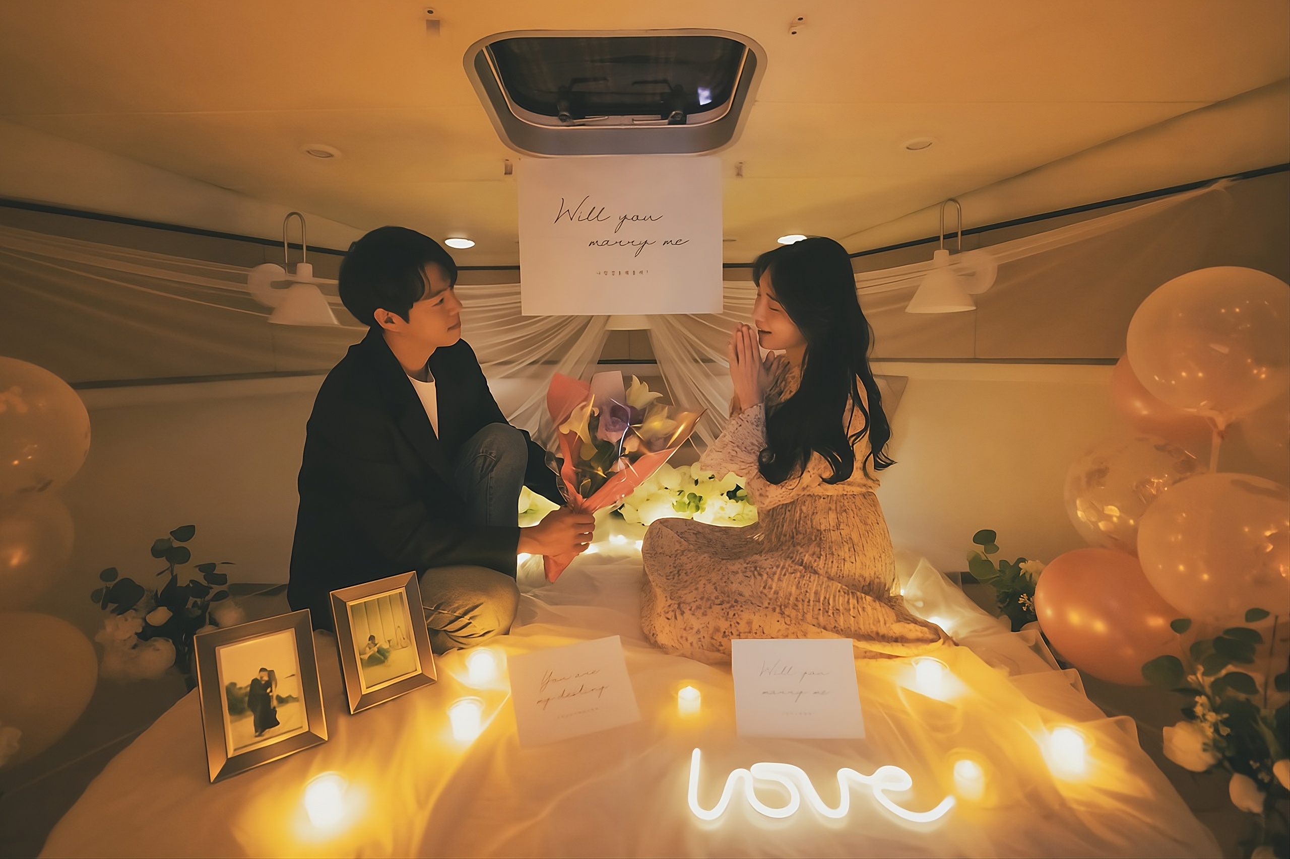 -FAIR LINE 船艙內部裝飾- 在遊艇隱密的船艙內，用令人驚豔的求婚佈置和芬芳的花束，大聲說出「嫁給我好嗎？」
