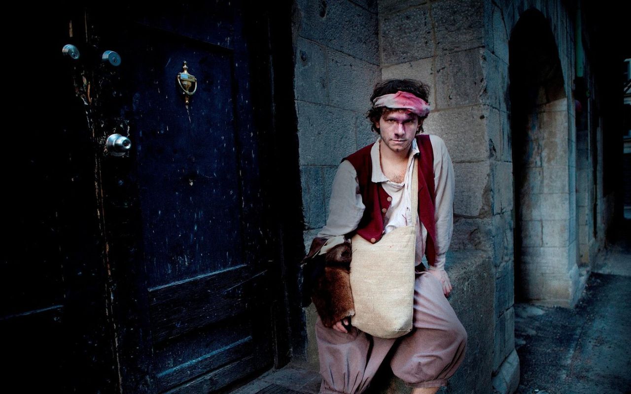 夜幕降臨，旅客們齊聚一堂，聆聽說書人娓娓道來蒙特婁的鬼魅歷史。