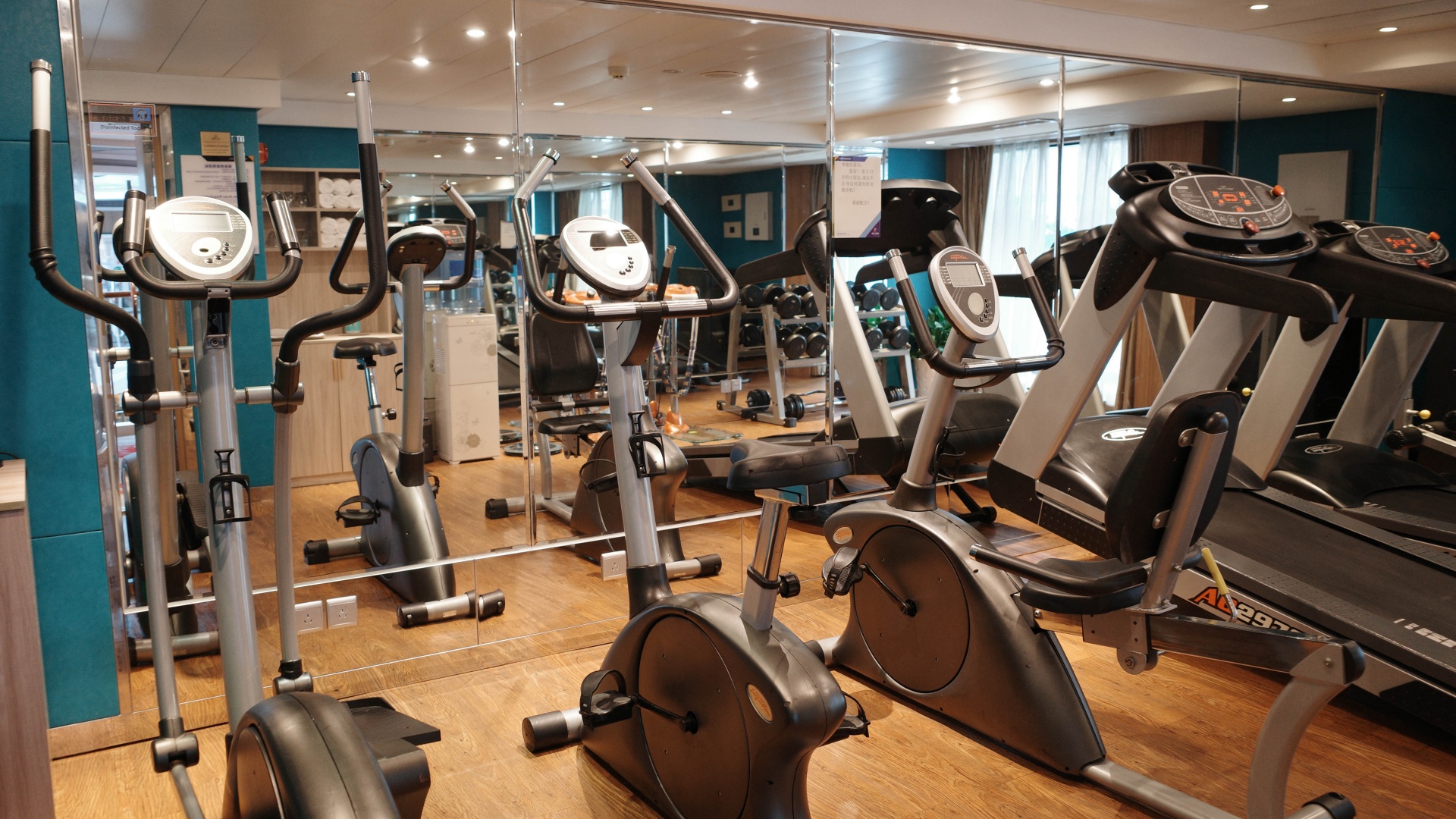 配備健身區、咖啡吧、閱覽室等，郵輪的周邊配套一應俱全，讓你的郵輪生活不再枯燥