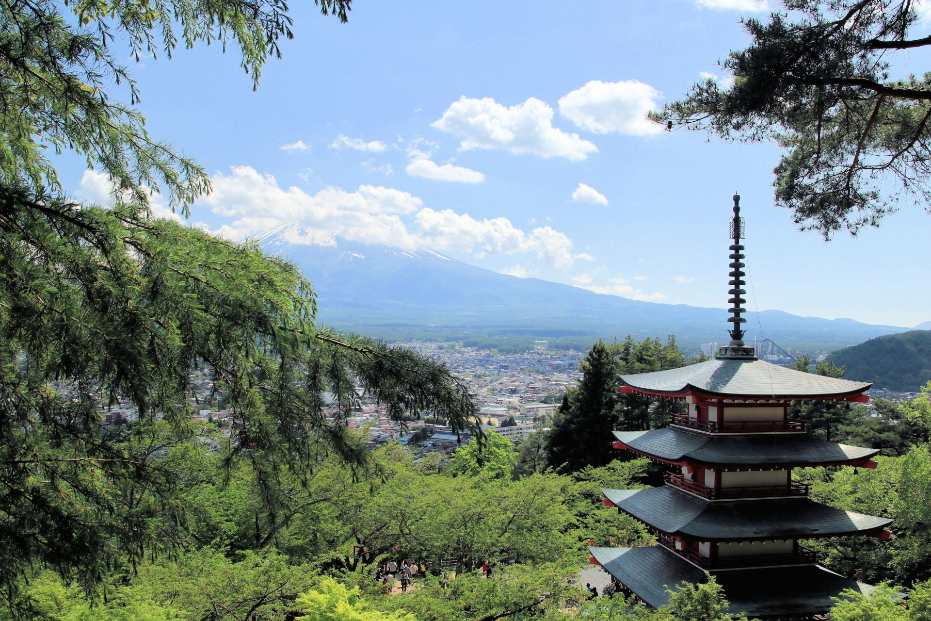 高級版富士山河口湖絕景一日遊！坐豪華巴士巡遊多個拍攝點，從不同角度欣賞令人震撼的富士山美景！包含神戶牛涮涮鍋（品川/新宿出發）