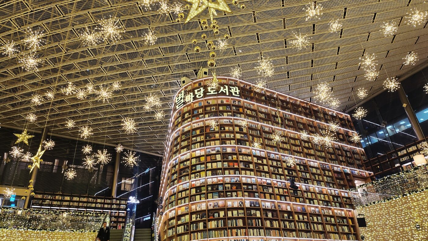 在這裡,白晝與夜景緩緩交替,您可以漫步、購物、品嚐美食、盡情拍照,甚至會覺得還有更多驚喜等著您探索。 在這裡,白晝與夜景緩緩交替,您可以漫步、購物、品嚐美食、盡情拍照,甚至會覺得還有更多驚喜等著您探索。