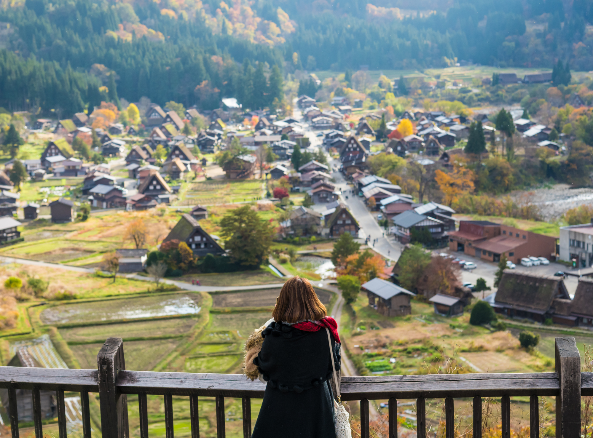 ＜岐阜縣白川鄉＞從展望臺眺望，宛如繪畫般的白川鄉全景令人感動。以不斷變化的四季色彩為背景，拍下旅途中的精彩瞬間。