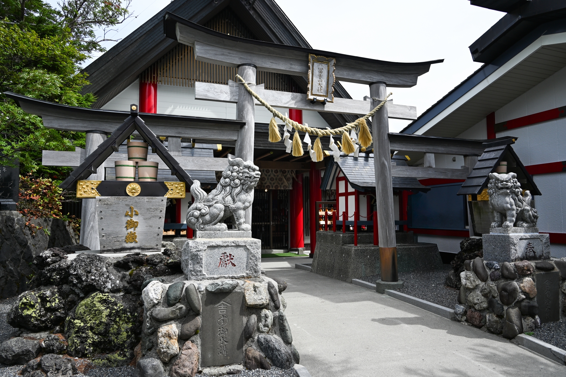 冨士山小御嶽神社位於富士山五合目,是富士山信仰中極具代表性的高山神社之一,自古以來為登山者與旅人祈求登山安全、身體健康與旅途平安的重要參拜地。 冨士山小御嶽神社位於富士山五合目,是富士山信仰中極具代表性的高山神社之一,自古以來為登山者與旅人祈求登山安全、身體健康與旅途平安的重要參拜地。