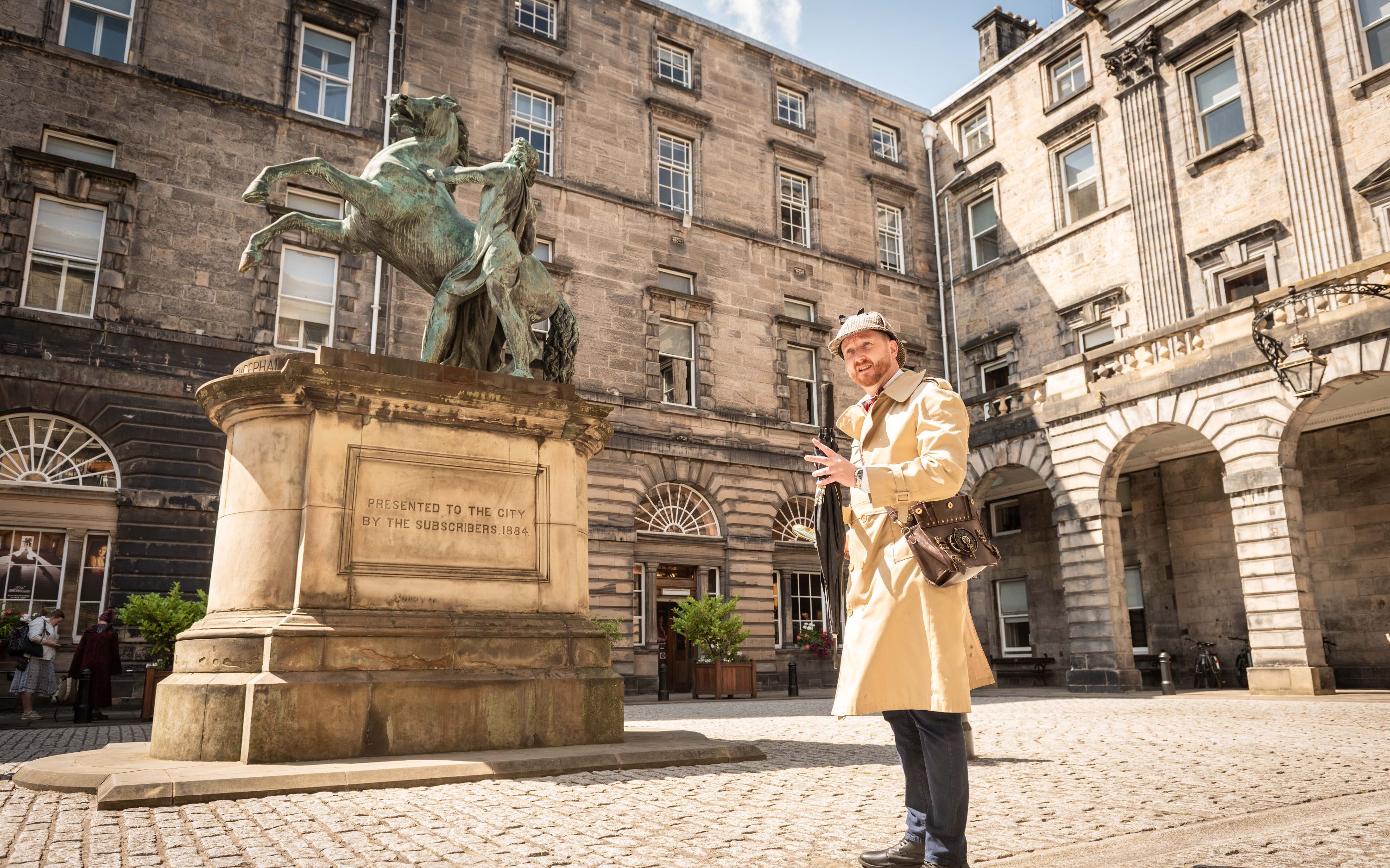 探索隱密的庭院和狹窄的巷弄，感受歷史與魅力交織的氛圍。