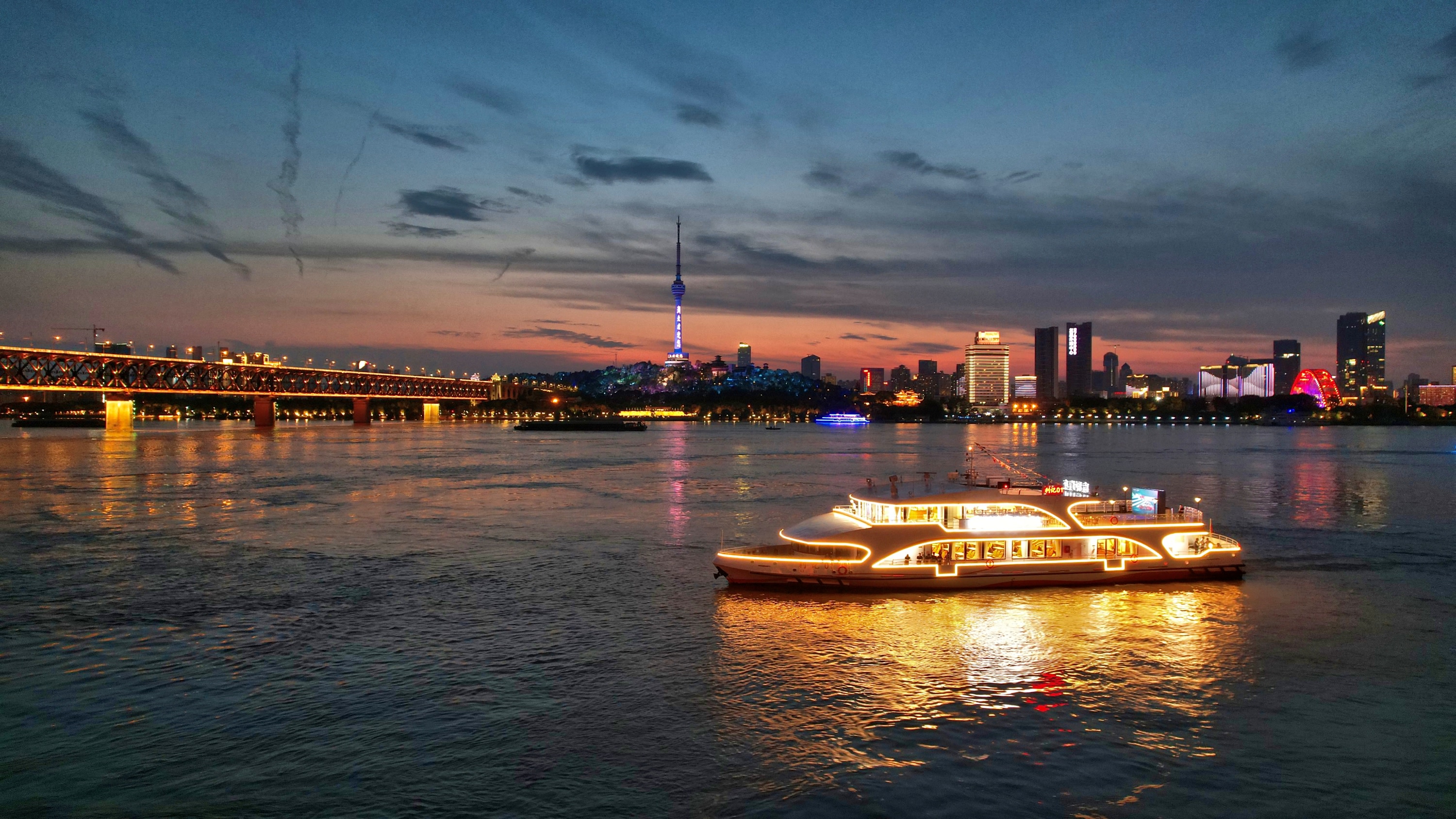 Wuhan Yangtze River Night Cruise