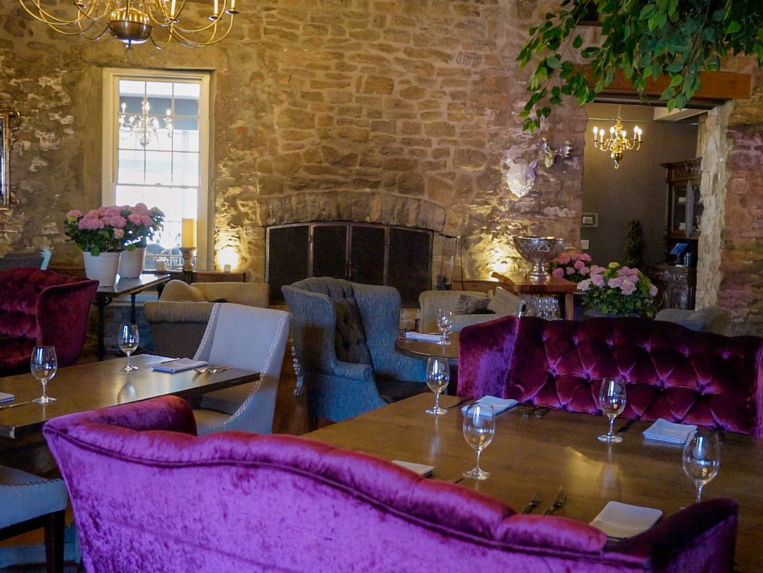 在 Flour Mill Restaurant 餐廳享受鄉村風格的優雅內用體驗，餐廳內飾為裸露的石牆