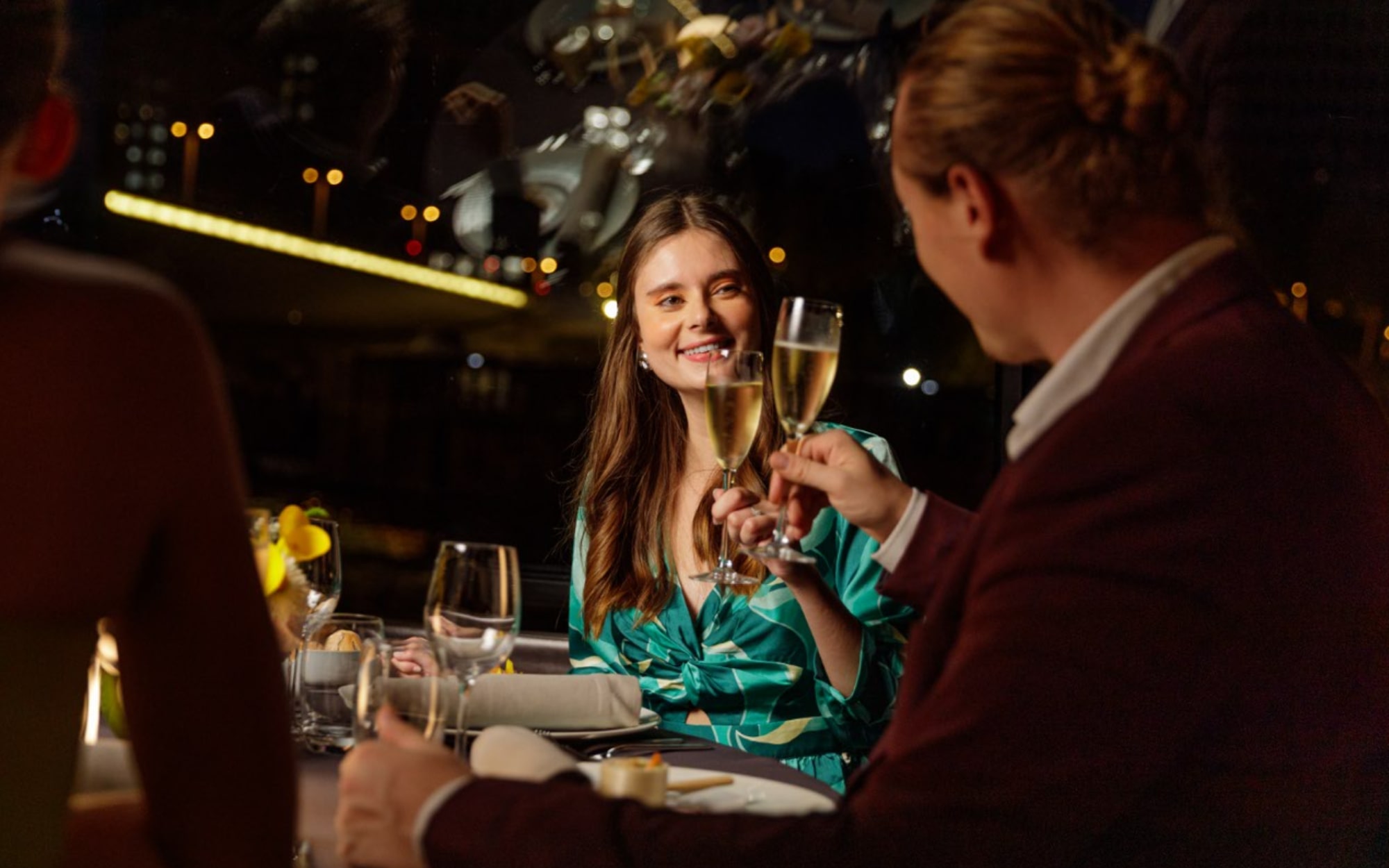 賓客們在巴黎的塞納河遊船上,享受浪漫的晚餐,在溫馨的氛圍中分享美食與飲品,同時欣賞燈火輝煌的城市和近在咫尺的艾菲爾鐵塔。 賓客們在巴黎的塞納河遊船上,享受浪漫的晚餐,在溫馨的氛圍中分享美食與飲品,同時欣賞燈火輝煌的城市和近在咫尺的艾菲爾鐵塔。