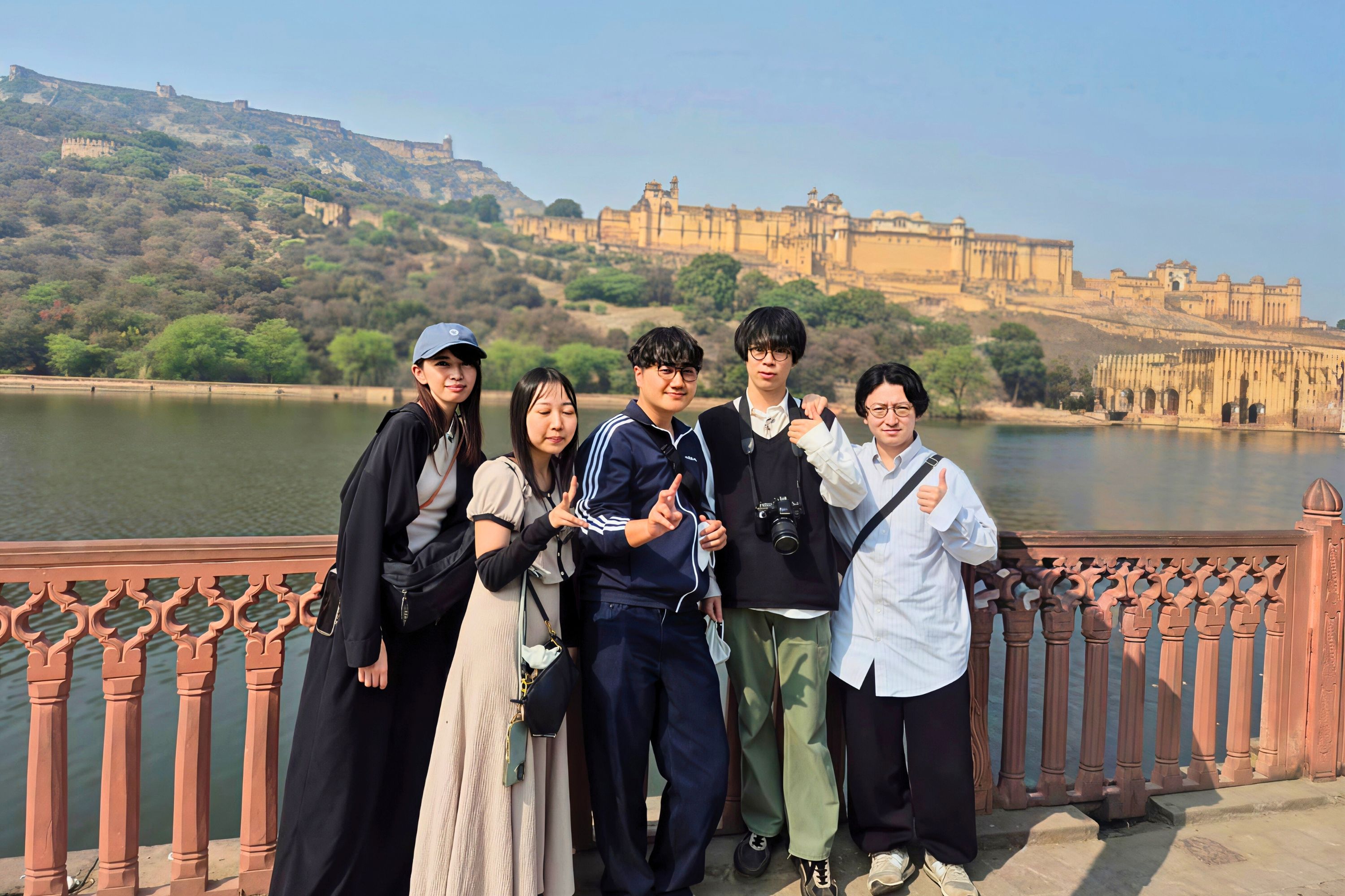 琥珀堡（Amber Fort）坐落在齋浦爾附近的山丘上，其拉傑普特（Rajput）和莫臥兒（Mughal）建築風格的融合令人眼花繚亂。宏偉的宮殿、精美的雕刻和如畫的風景使其成為一次皇家體驗。