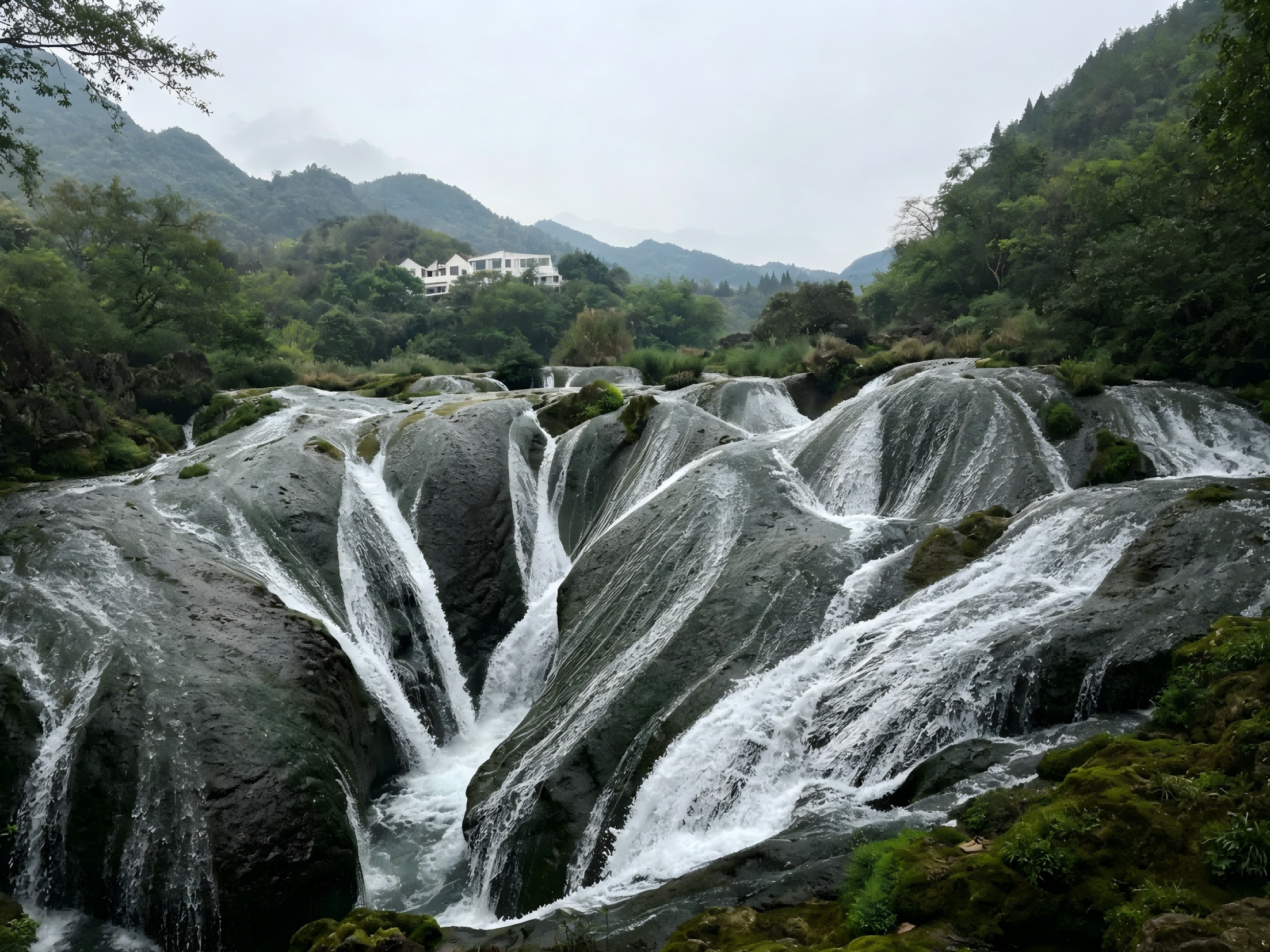 天星橋景區：位於黃果樹瀑布下游6公里，是喀斯特精品秘境，以 “水、石、樹、洞” 交融著稱。分天星盆景、天星洞、水上石林三區，集山、水、林、洞、根、藤、石、瀑於一體。夏季水量充沛，瀑布靈動、石林清涼，棧道蜿蜒，一步一景，如行天然盆景畫廊。