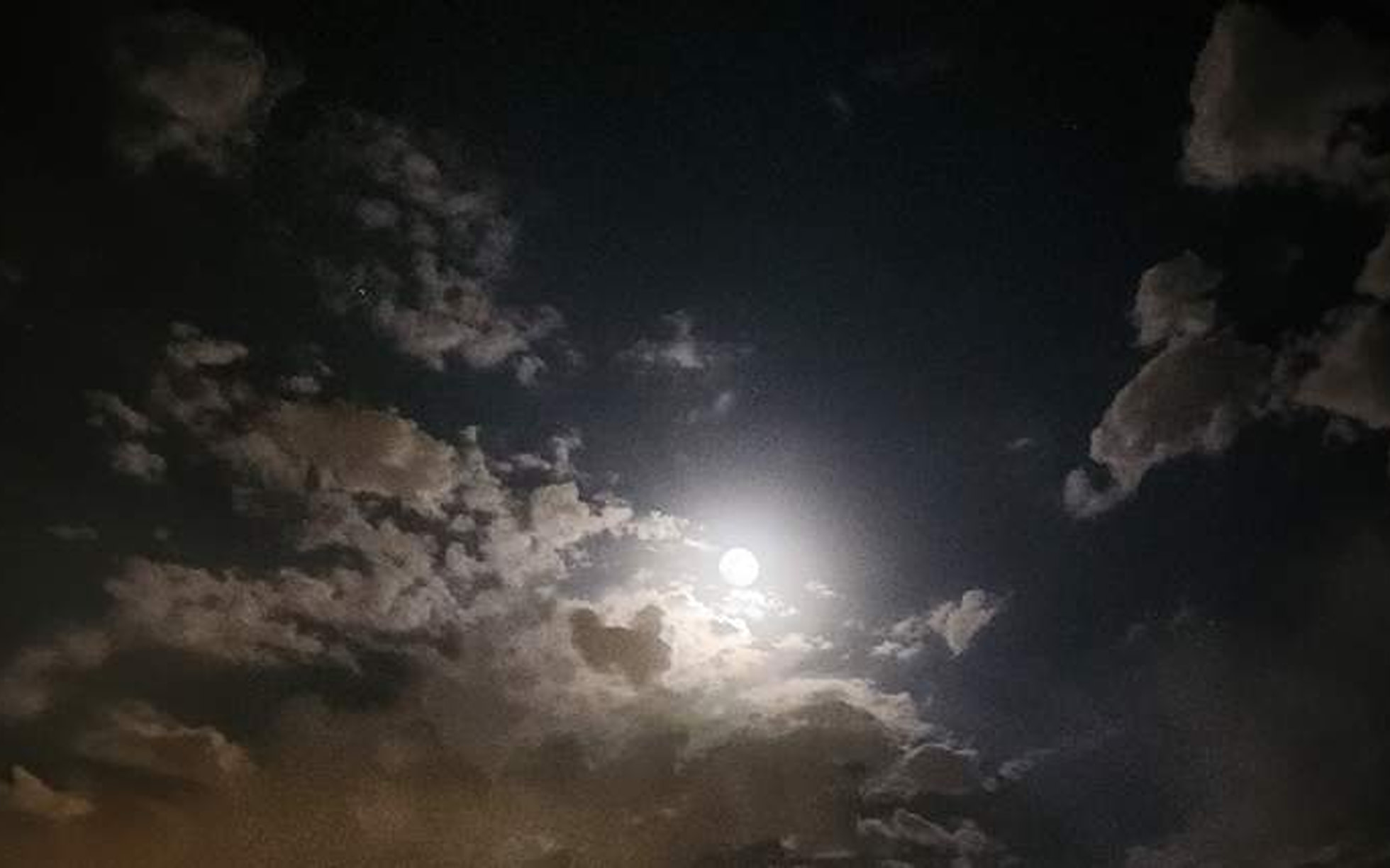 在麥地那觀賞日落,看著夕陽照亮古老的玄武岩熔岩地層和廣闊的山谷景觀 在麥地那觀賞日落,看著夕陽照亮古老的玄武岩熔岩地層和廣闊的山谷景觀
