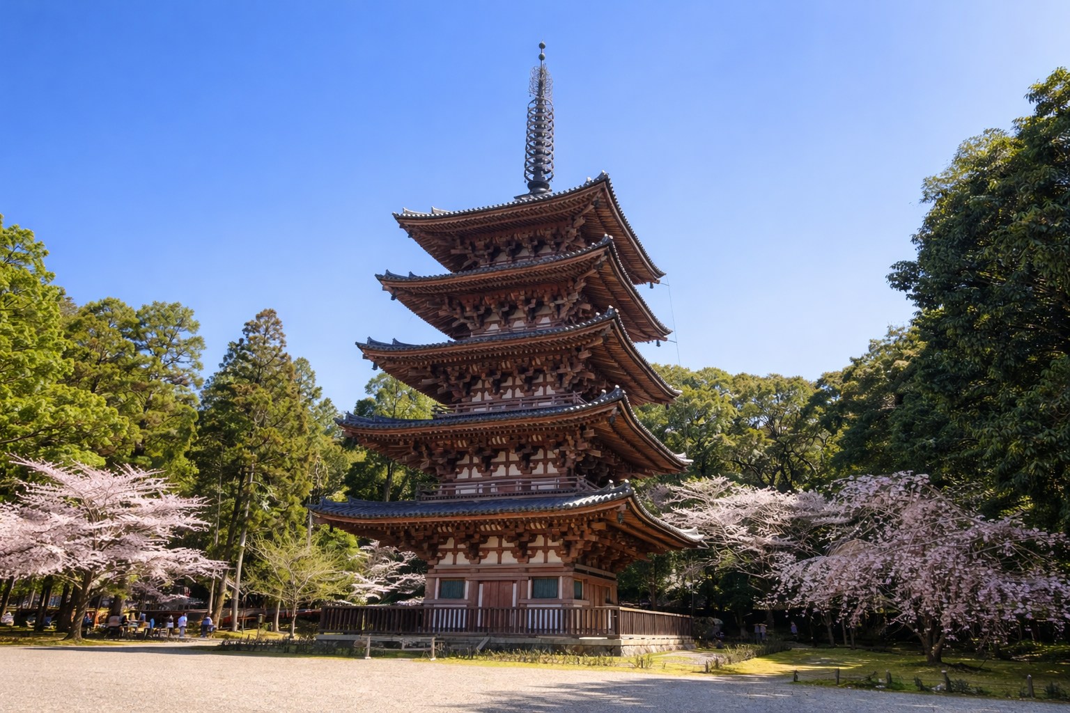 寺內的「五重塔」建於西元 951 年，是京都府最古老的木造建築，是平安時代建築美學的活化石
