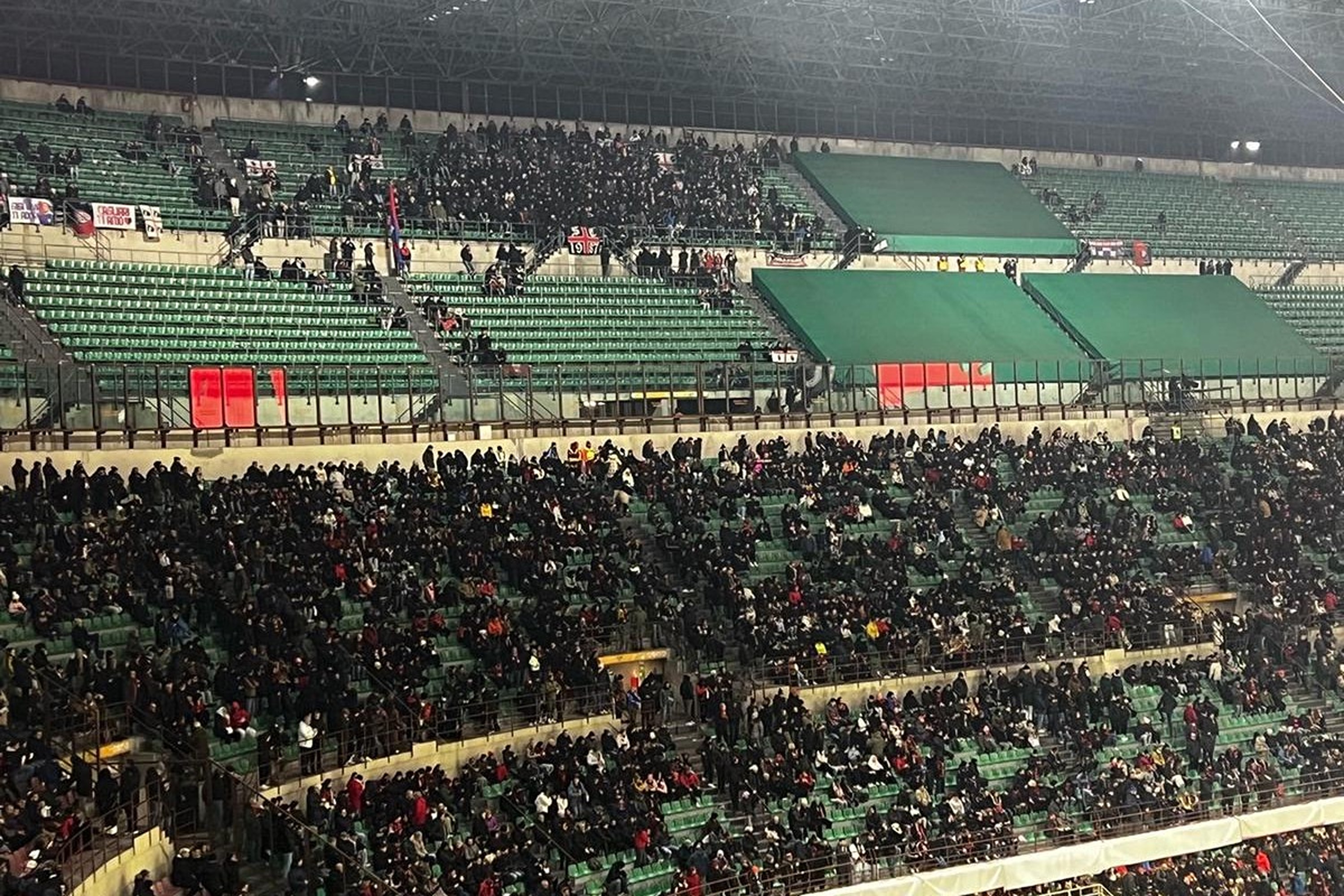 在開球前,聖西羅球場(San Siro)歷史悠久的拱門和高聳的看臺讓每個人都充滿活力 在開球前,聖西羅球場(San Siro)歷史悠久的拱門和高聳的看臺讓每個人都充滿活力