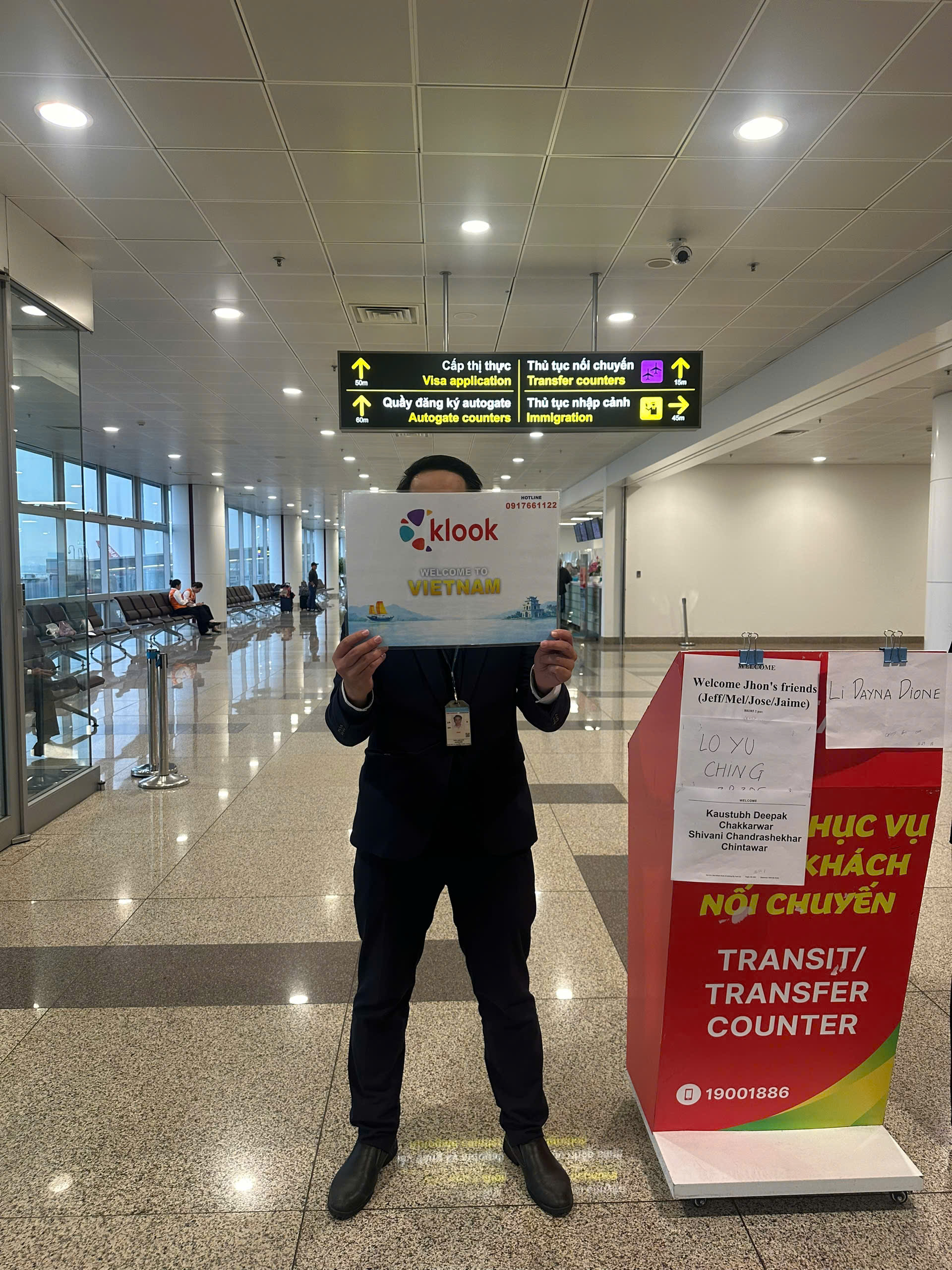 The operator will hold Klook sign at the immigration zone.