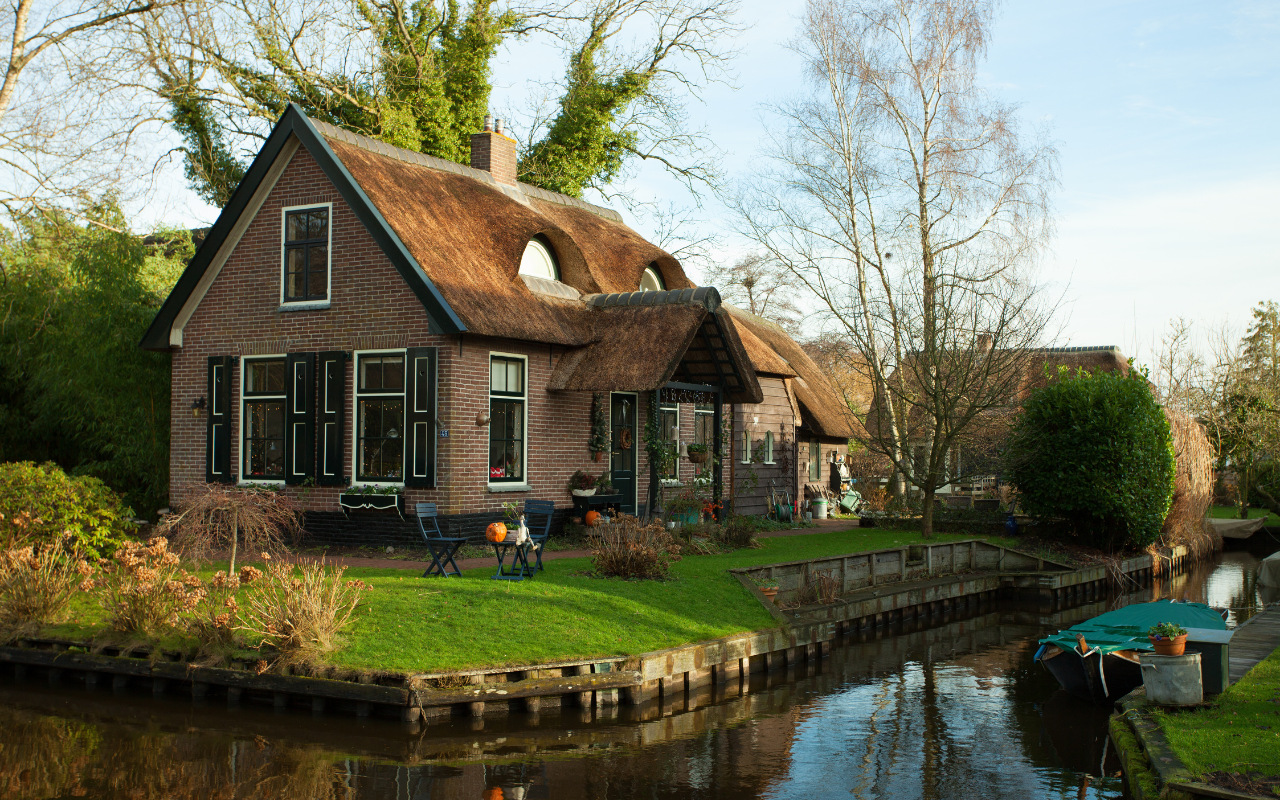 Giethoorn Day Trip with Canal Tour from Amsterdam