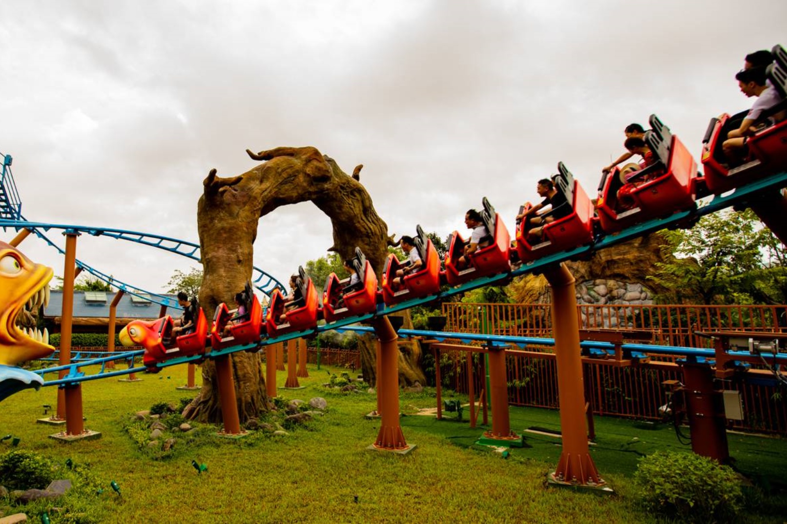 叢林過山車
乘坐叢林過山車,攜家人一起在酷酷的帶領下穿越叢林,感受與食人魚、大黃蜂爭鬥的大冒險,體驗瞬間急速下滑、高速轉彎的奇特旅程! 叢林過山車
乘坐叢林過山車,攜家人一起在酷酷的帶領下穿越叢林,感受與食人魚、大黃蜂爭鬥的大冒險,體驗瞬間急速下滑、高速轉彎的奇特旅程!