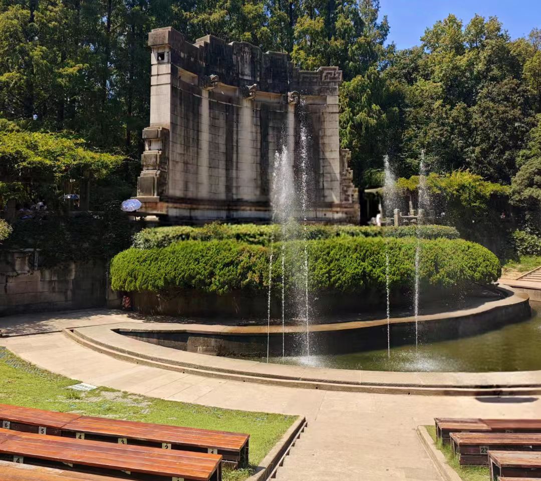 音樂臺的弧形石牆前,噴泉如銀線般躍動,水花在陽光下折射出微光 音樂臺的弧形石牆前,噴泉如銀線般躍動,水花在陽光下折射出微光