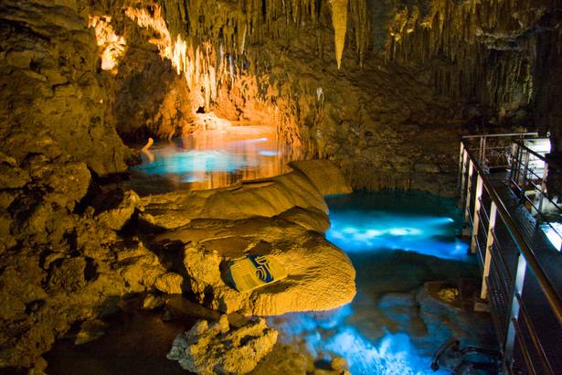 【沖繩世界文化王國-玉泉洞】★贈送沖繩世界文化王國&玉泉洞門票 - 沖繩世界文化王國的最大亮點，也是沖繩必訪景點！全長5公里，開放約850公尺，深入奇幻地下世界，數十萬年自然雕琢，欣賞壯觀的鐘乳石景觀。全年氣溫約21°C，夏日避暑好去處。玉泉洞參觀時間約30-40分鐘。