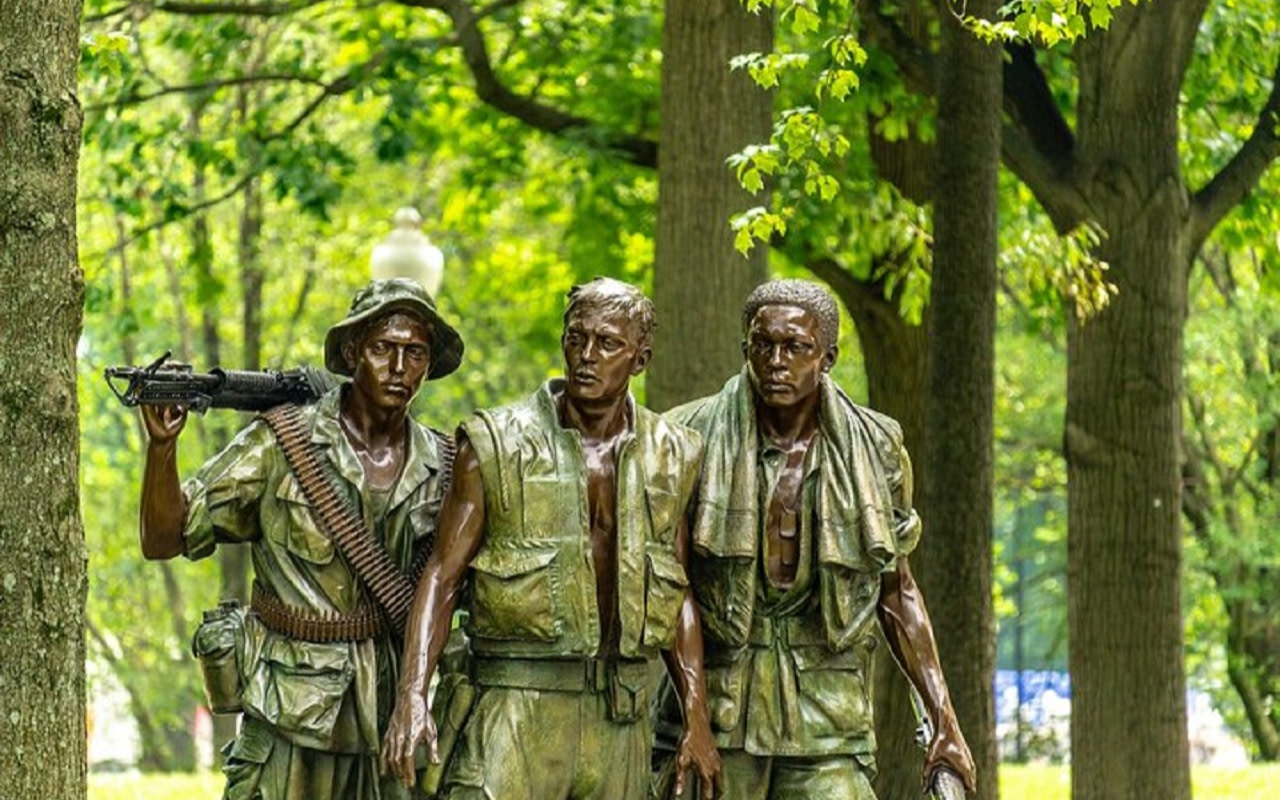 隨時探索夜晚的國家廣場，避開人群與白天的喧囂。