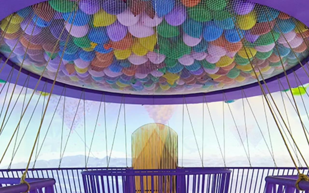 巨大的漂浮球體在沉浸式「泡泡星球 (Bubble Planet)」體驗中,營造出夢幻般的氛圍。 巨大的漂浮球體在沉浸式「泡泡星球 (Bubble Planet)」體驗中,營造出夢幻般的氛圍。