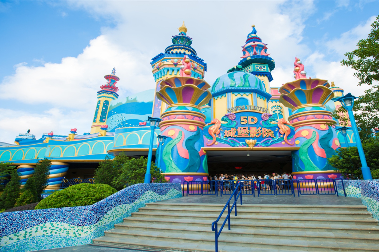 「5D城堡影院」將為您一一揭開。城堡影院可容納超過1,000人,為您帶來震撼的感官體驗!坐在動感座椅上,您將與「卡卡」經歷一場驚心動魄的歷險,感受空中飛行、海底深潛、格鬥追逐的刺激快感。 「5D城堡影院」將為您一一揭開。城堡影院可容納超過1,000人,為您帶來震撼的感官體驗!坐在動感座椅上,您將與「卡卡」經歷一場驚心動魄的歷險,感受空中飛行、海底深潛、格鬥追逐的刺激快感。