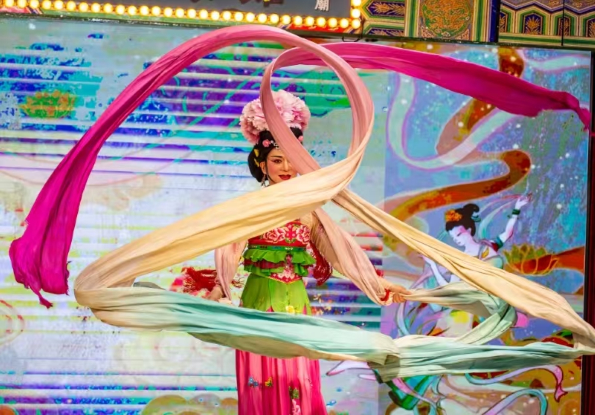 戲曲演出精彩上演。演員扮相精美，鳳冠華麗，戲服色彩豔麗、繡工精緻