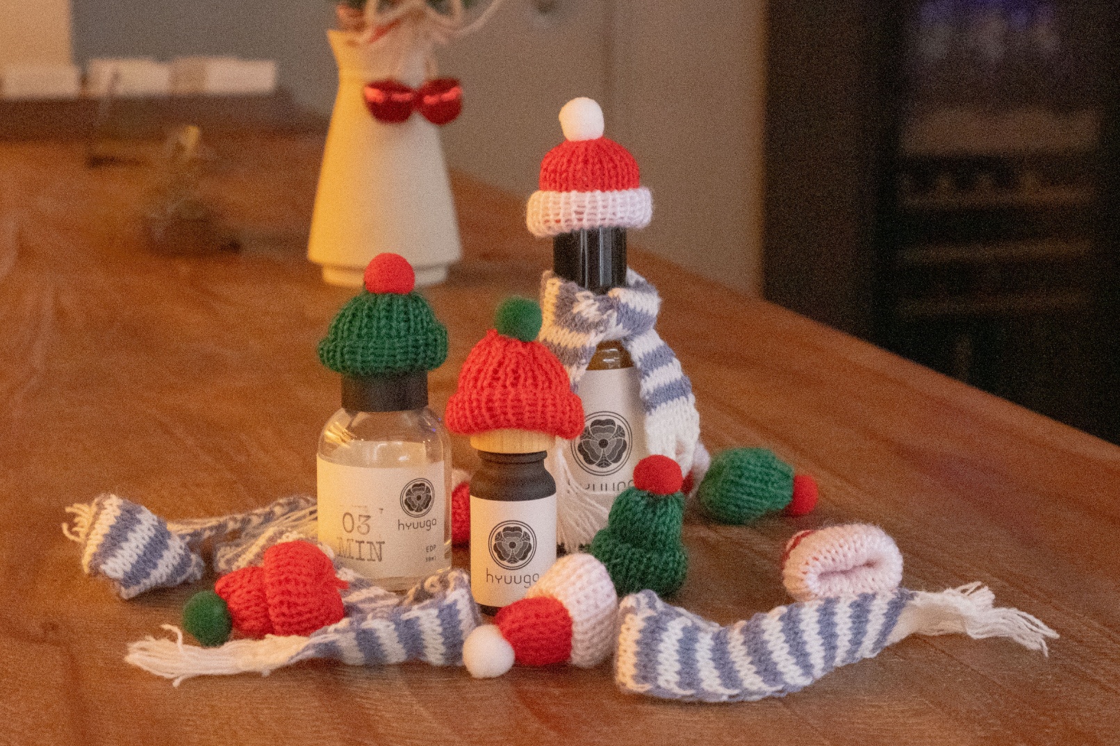 用迷你帽子和圍巾裝飾您的香水瓶,增添聖誕氣息! 用迷你帽子和圍巾裝飾您的香水瓶,增添聖誕氣息!