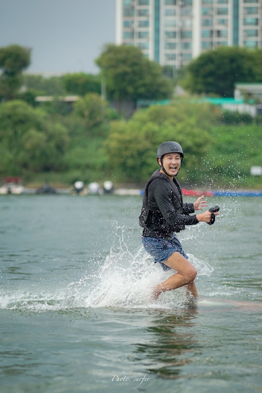 首爾漢江電動水翼衝浪課程