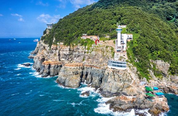欣賞太宗臺的海岸風光、海風和色彩繽紛的鮮花隧道，留下難忘的照片。