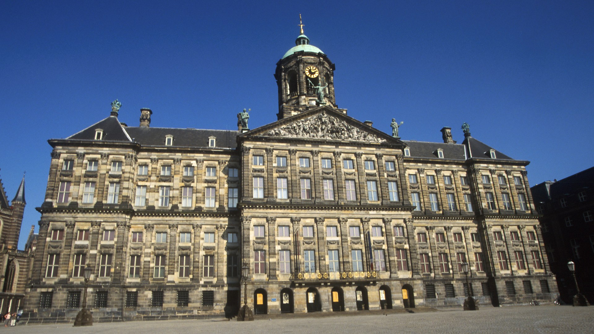 阿姆斯特丹王宮 (The Royal Palace Amsterdam) 是位於水壩廣場 (Dam Square) 上的建築奇蹟，不僅是荷蘭歷史和皇室的象徵，也是舉辦國事活動的場所。宮殿對外開放，讓遊客一睹其宏偉壯麗和奢華的內部裝飾。