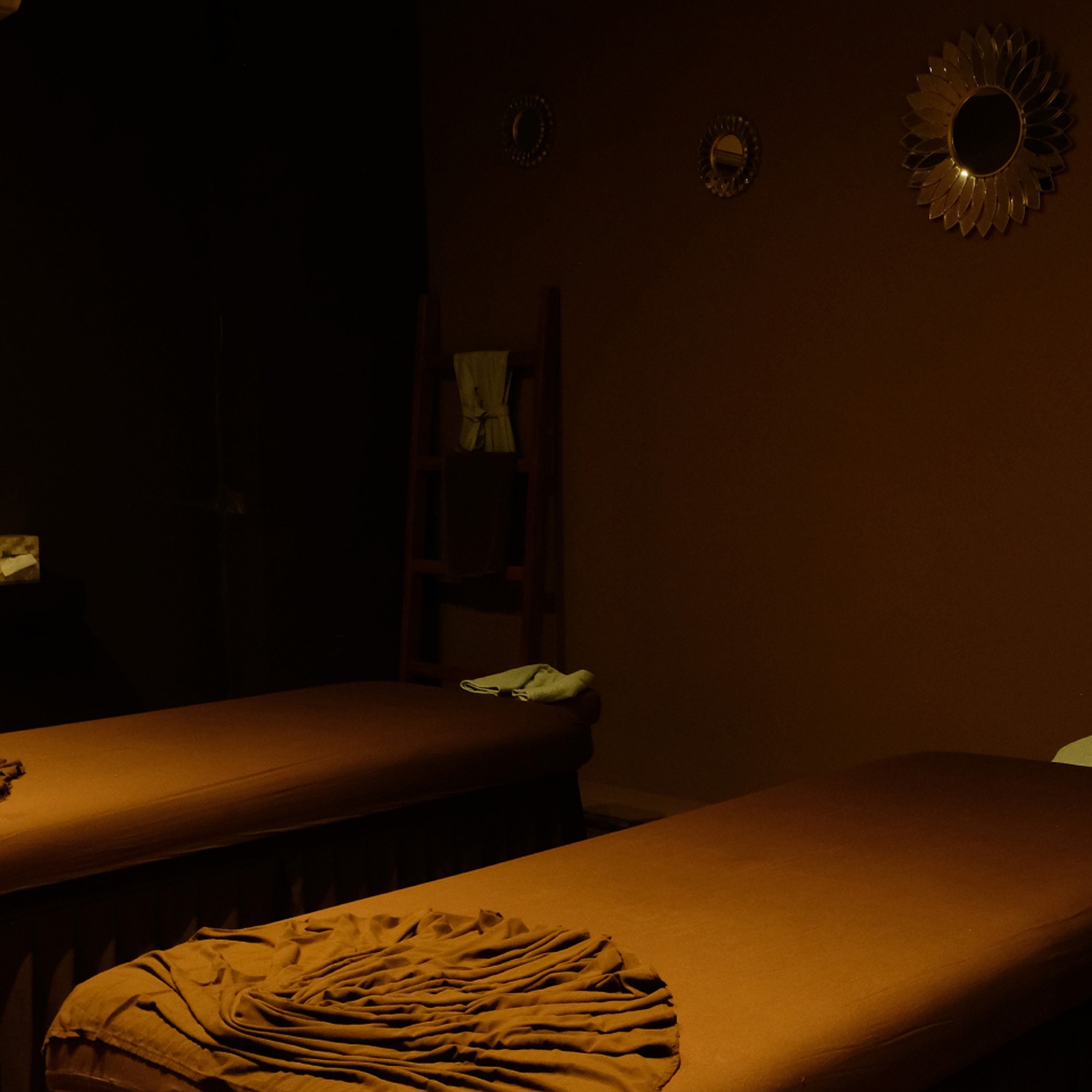 雙人護理室。
寧靜的私人空間，搭配溫暖燈光與大地色系，是共享寧靜與親密煥發活力的完美場所。