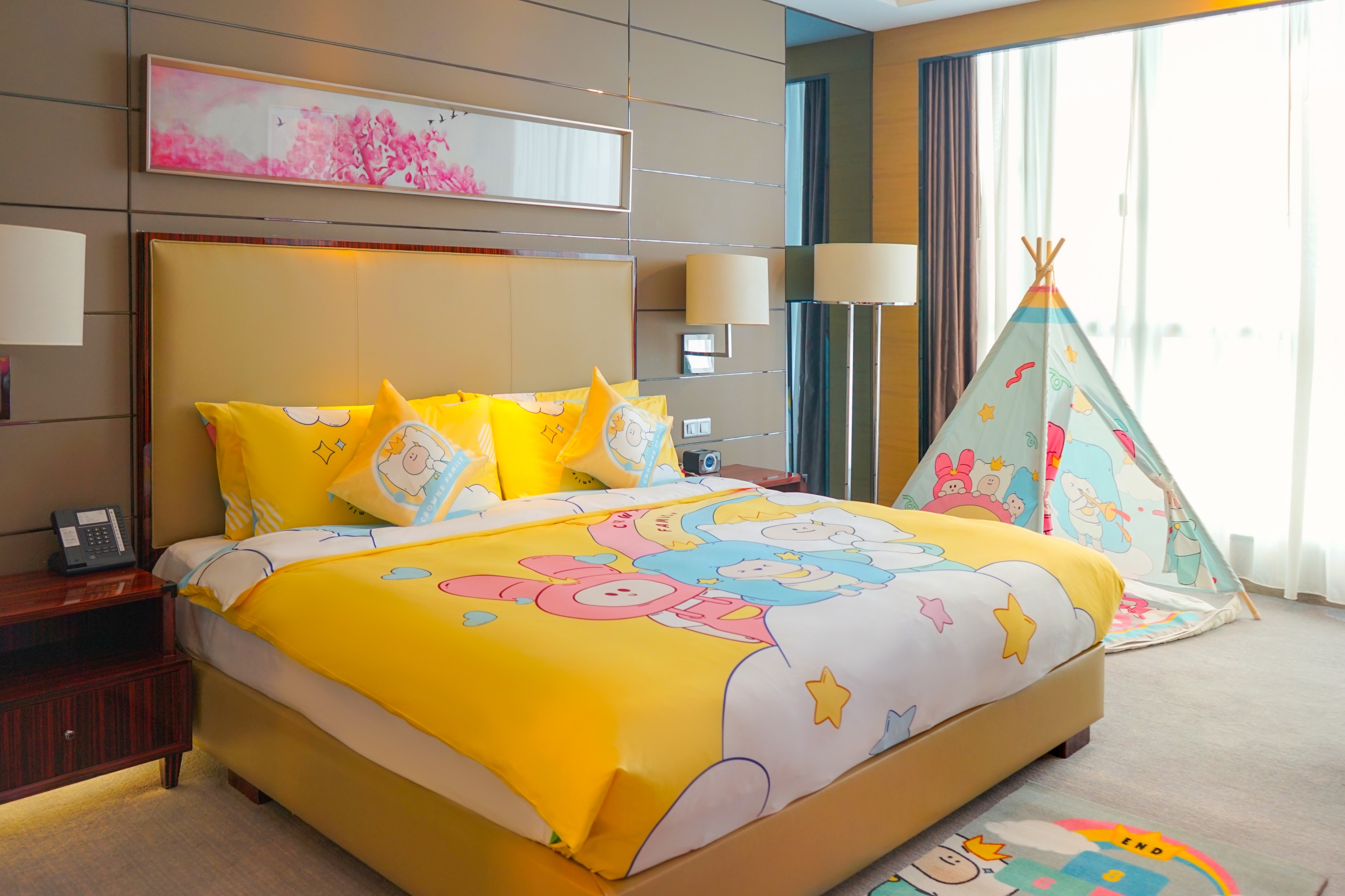 Crown family theme parent-child room