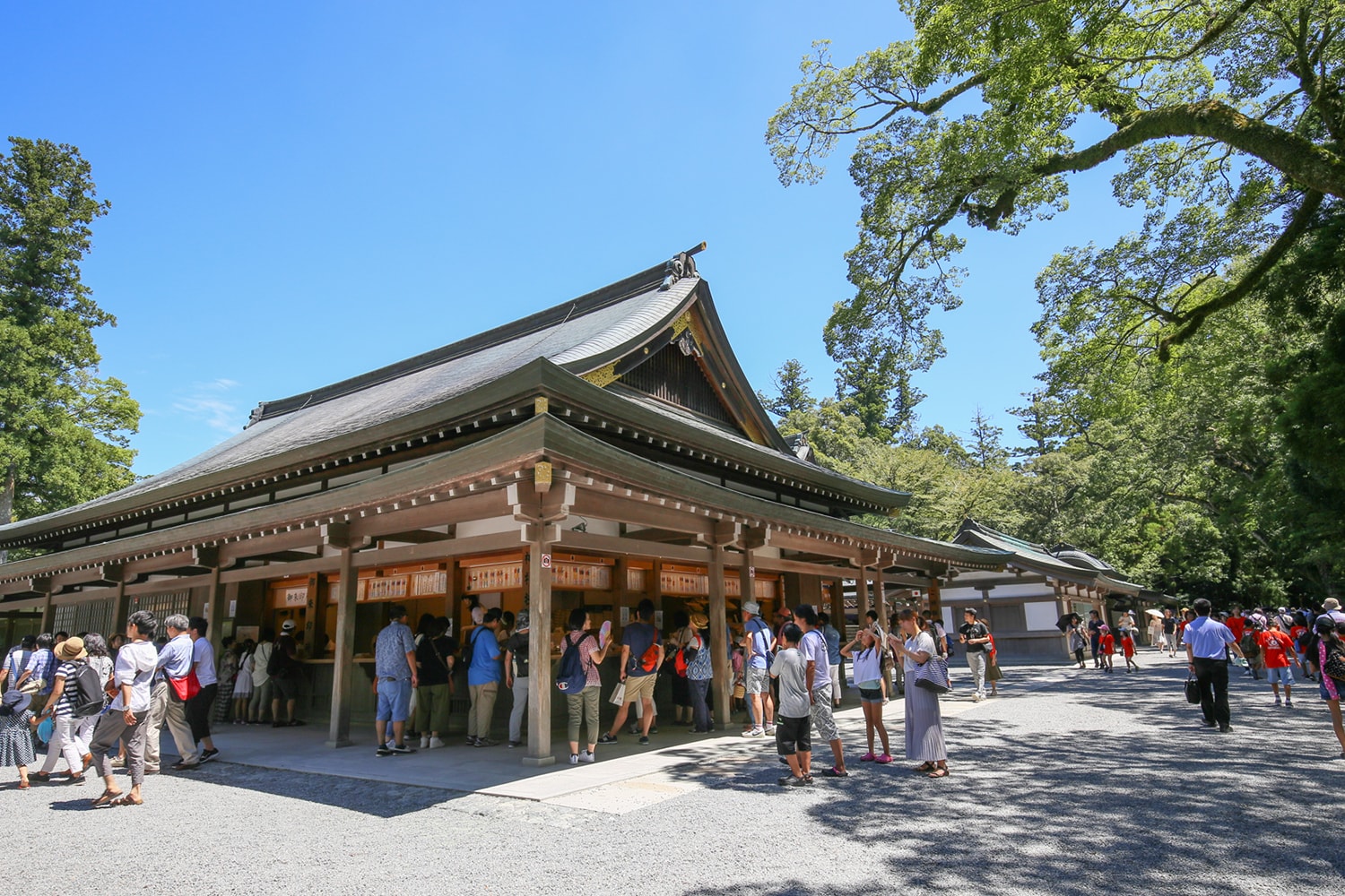 它分為內宮（皇大神宮）與外宮（豐受大神宮），內宮供奉天照大神，外宮供奉豐受大神