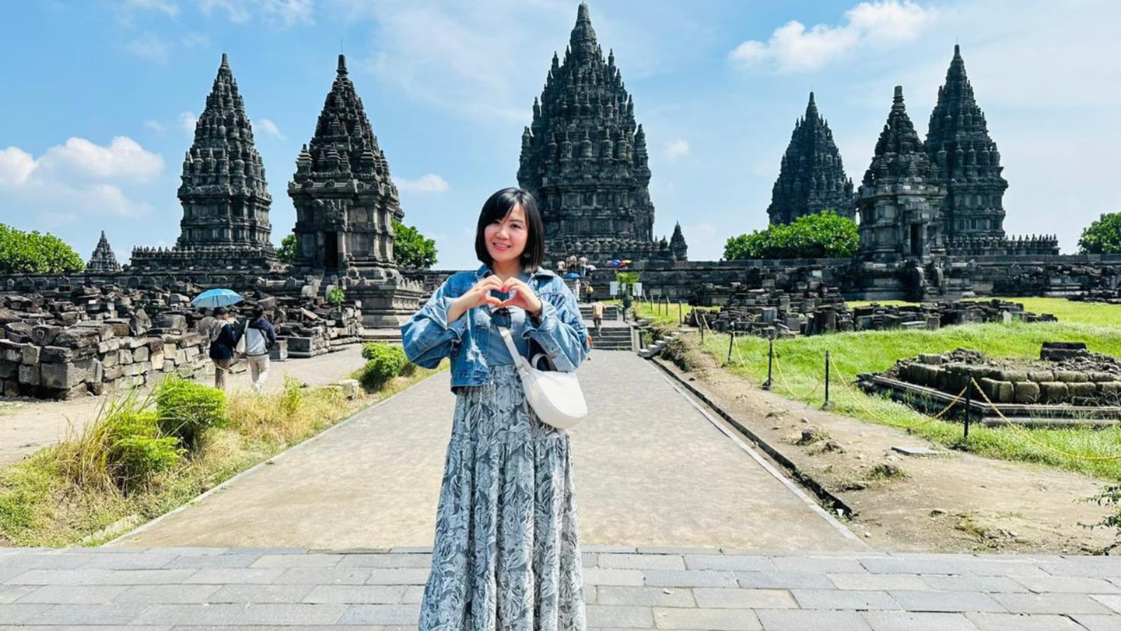 走訪印尼最大的印度教寺廟建築群——普蘭巴南,宏偉的尖頂、史詩般的傳說和精美的雕刻,讓古老的歷史栩栩如生。 走訪印尼最大的印度教寺廟建築群——普蘭巴南,宏偉的尖頂、史詩般的傳說和精美的雕刻,讓古老的歷史栩栩如生。